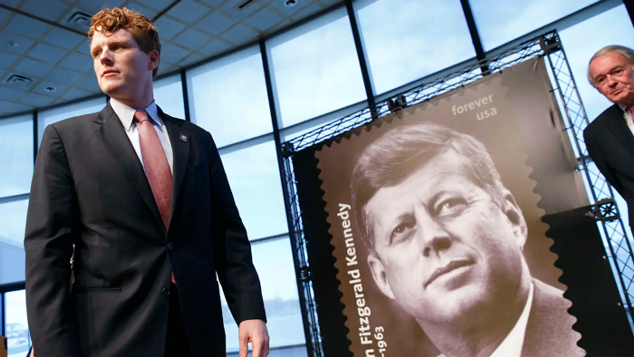 Joseph P. Kennedy III. a americký prezident John F. Kennedy na známke pri príležitosti 100. výročia narodenia.