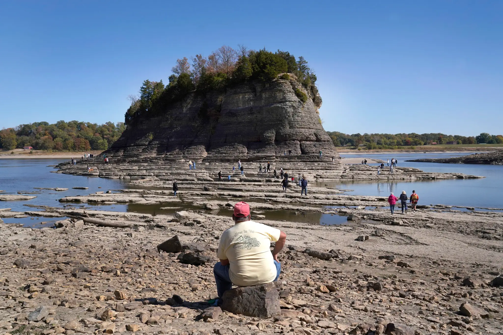 Turisti pod skalnatým bralo Tower Rock v rieke Mississippi, ktoré je za normálnych okolností prístupné iba s pomocou lode. 