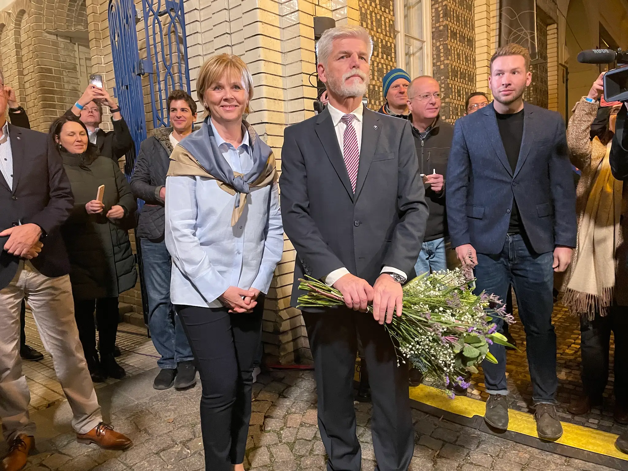 Na snímke úspešný kandidát na prezidenta Českej republiky Petr Pavel a manželka Eva čakajú na príchod porazenej prezidentskej kandidátky Danuše Nerudovej vo svojom volebnom štábe v Prahe v sobotu 14. januára.