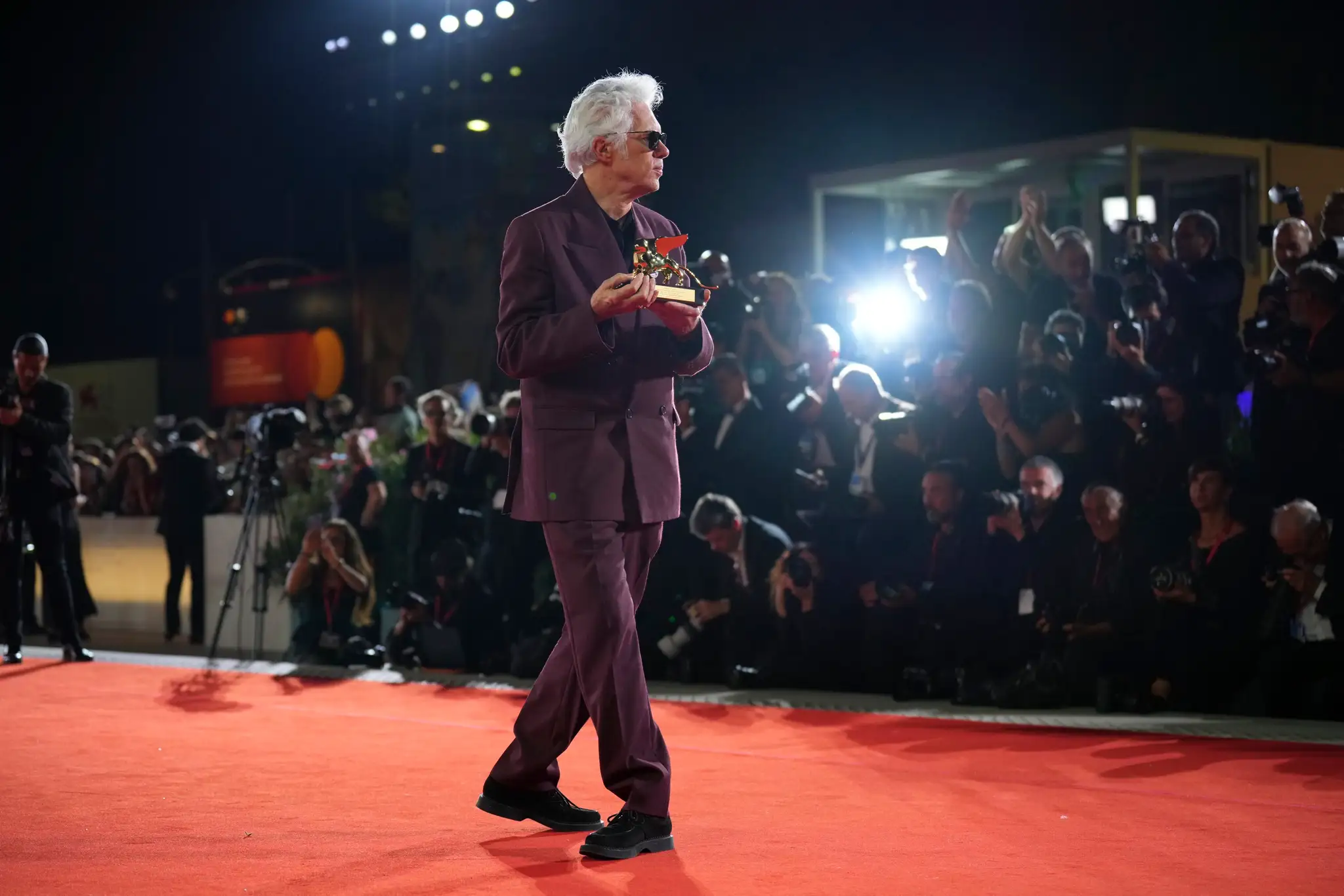 Režisér Jim Jarmusch si prevzal Zlatého leva na MFF v Benátkach za film Father Mother Sister Brother