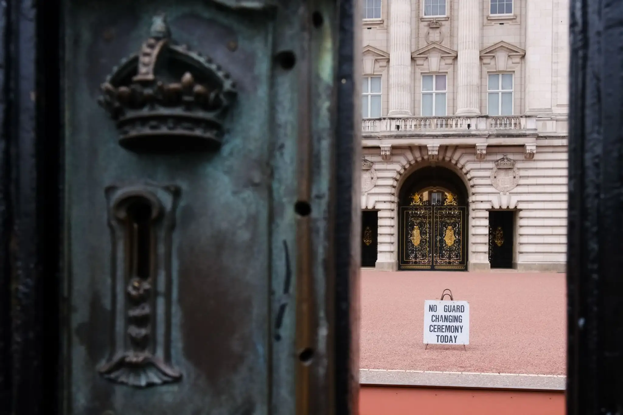 Výmena čestnej stráže dnes nebude, hlása upozornenie na nádvorí Buckinghamského paláca.
