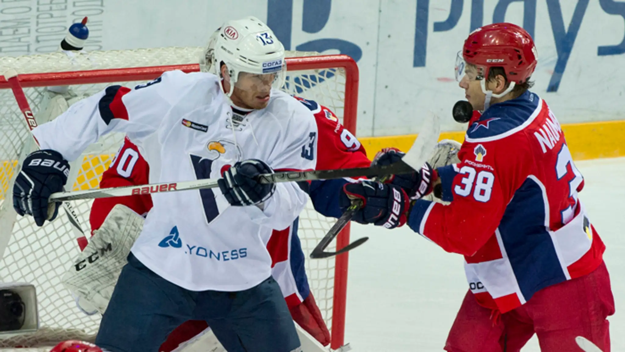 Václav Nedorost (Slovan) bezprostredne pred strelením gólu počas druhého stretnutia 1. kola play off KHL proti CSKA Moskva.
