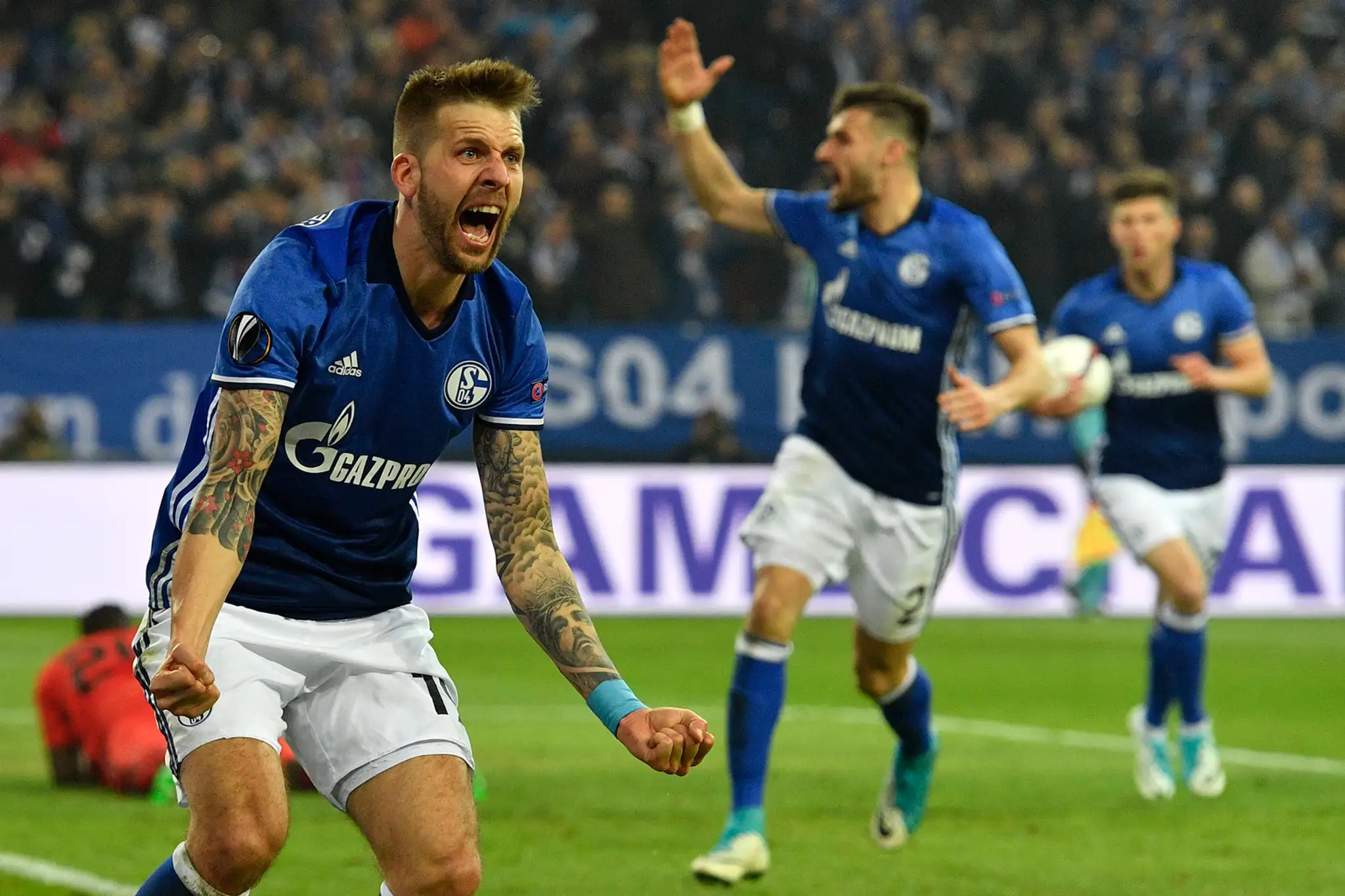 Guido Burgstaller zo Schalke jasá po zásahu v odvete štvrťfinále EL proti Ajaxu.