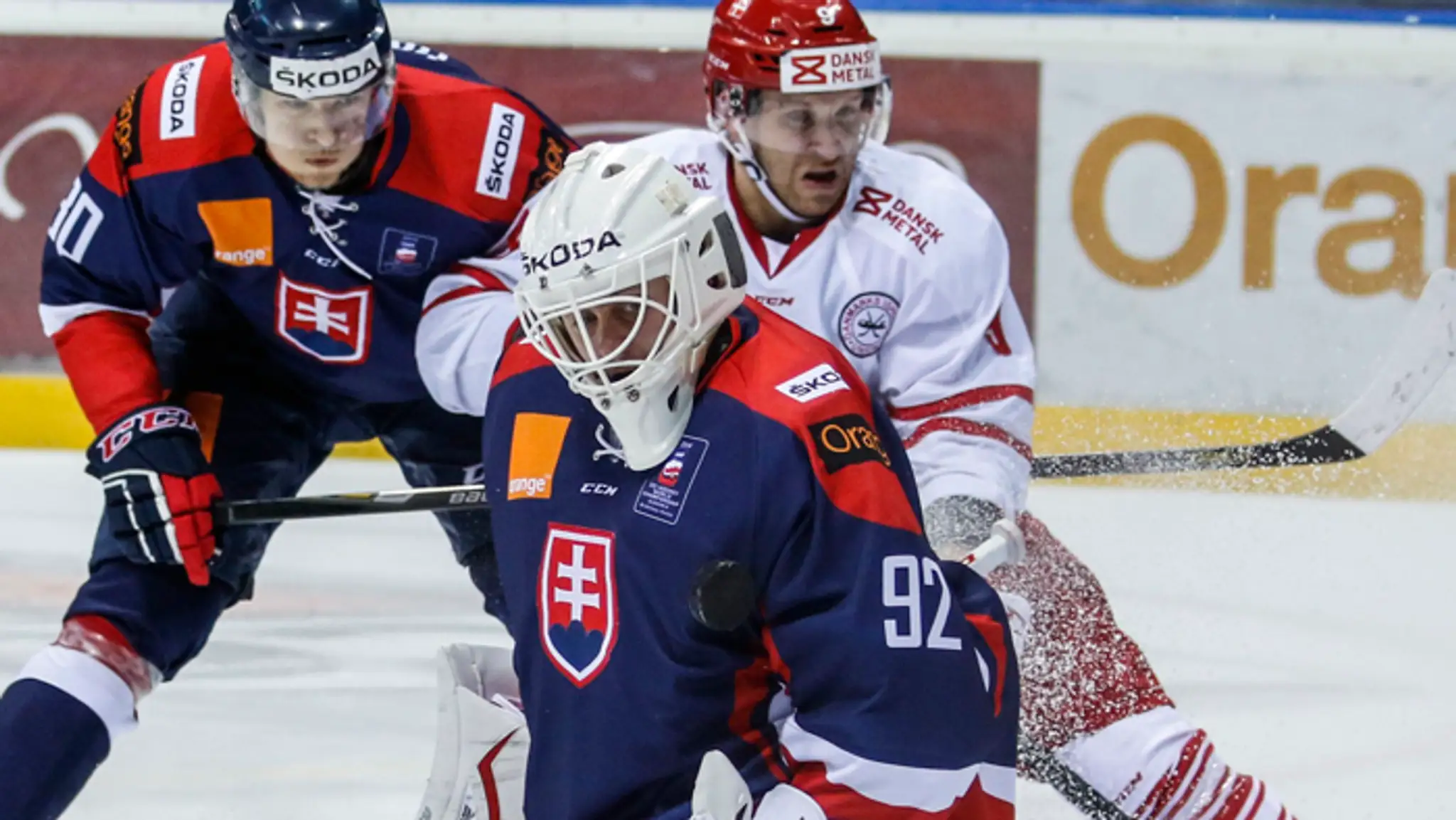 Zľava Tomáš Hrnka (Slovensko), brankár Branislav Konrád (Slovensko) a Frederik Storm (Dánsko).