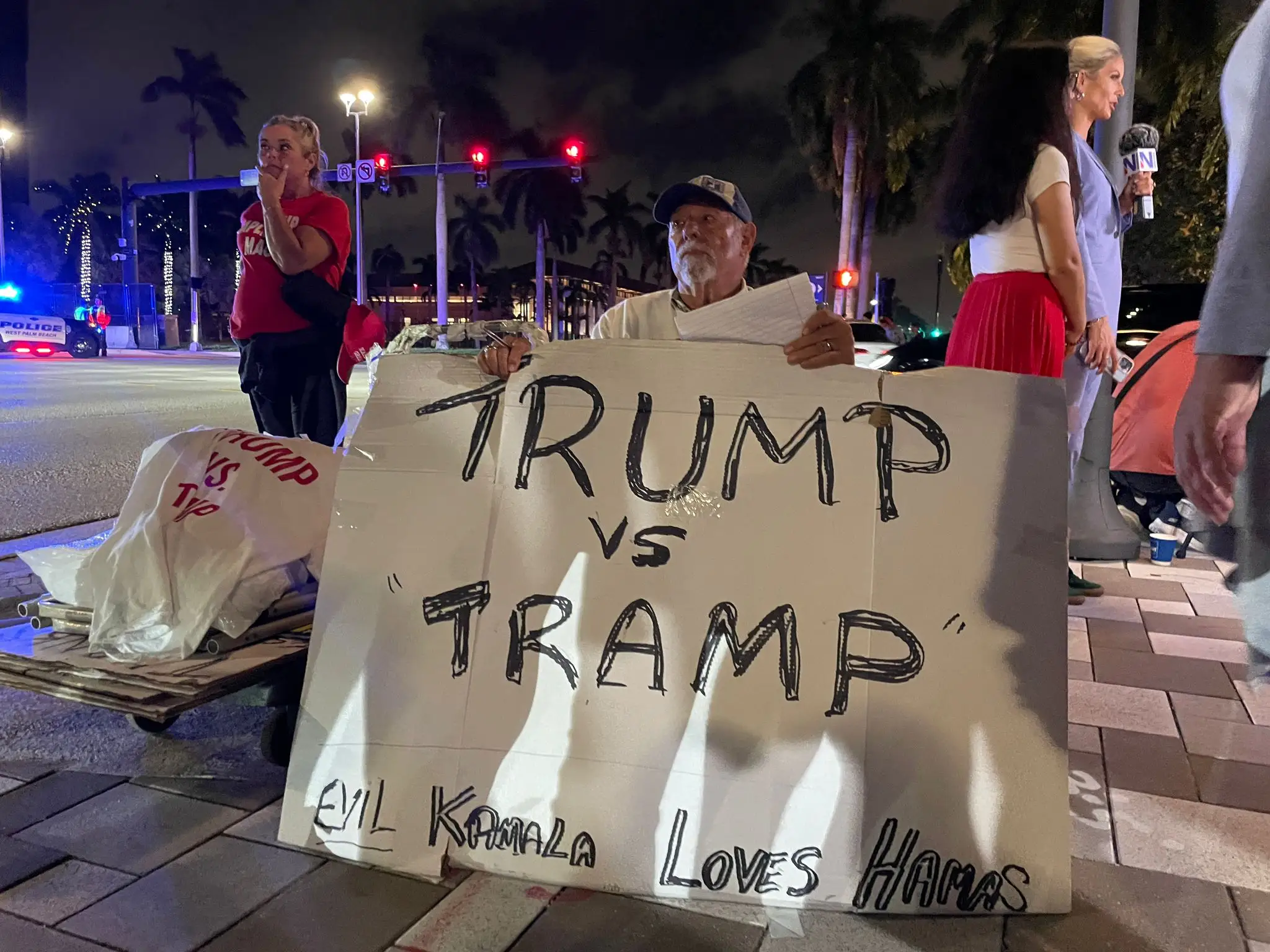 Atmosféra pred volebnou centrálou Donalda Trumpa
