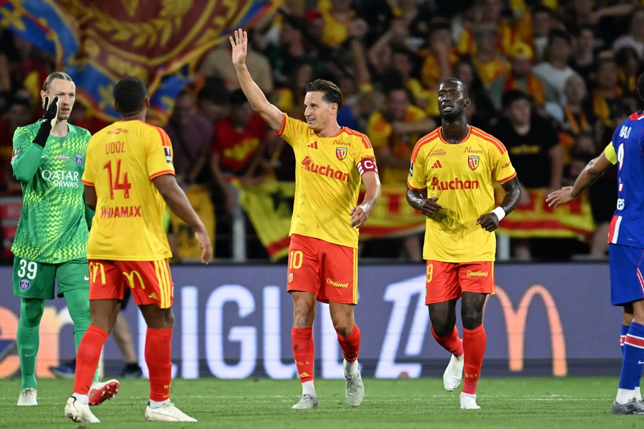 Futbalista Lens Florian Thauvin.