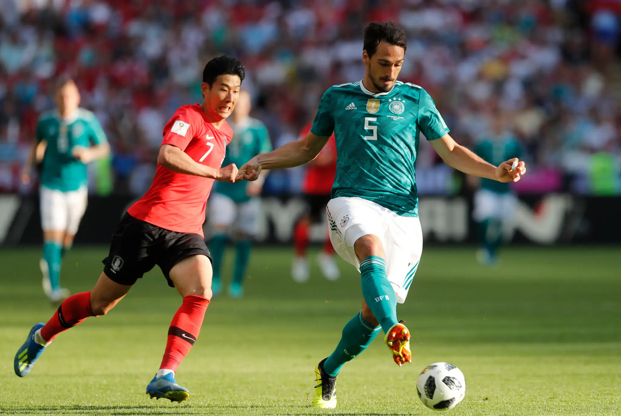 Juhokórejčan Son Heung-min (vľavo) atakuje Nemca Matsa Hummelsa v zápase MS 2018.