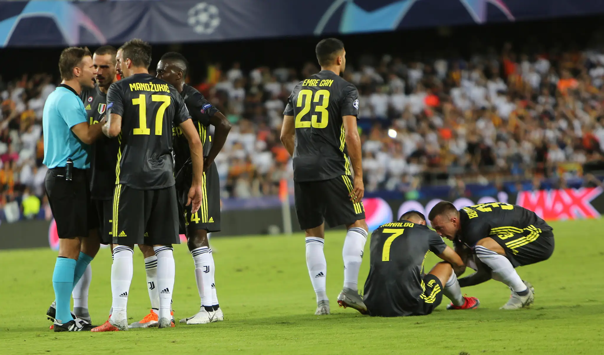 Federico Bernardeschi (vpravo) utešuje spoluhráča z Juventusu Cristiana Ronalda po tom, čo dostal červenú kartu v zápase LM prot