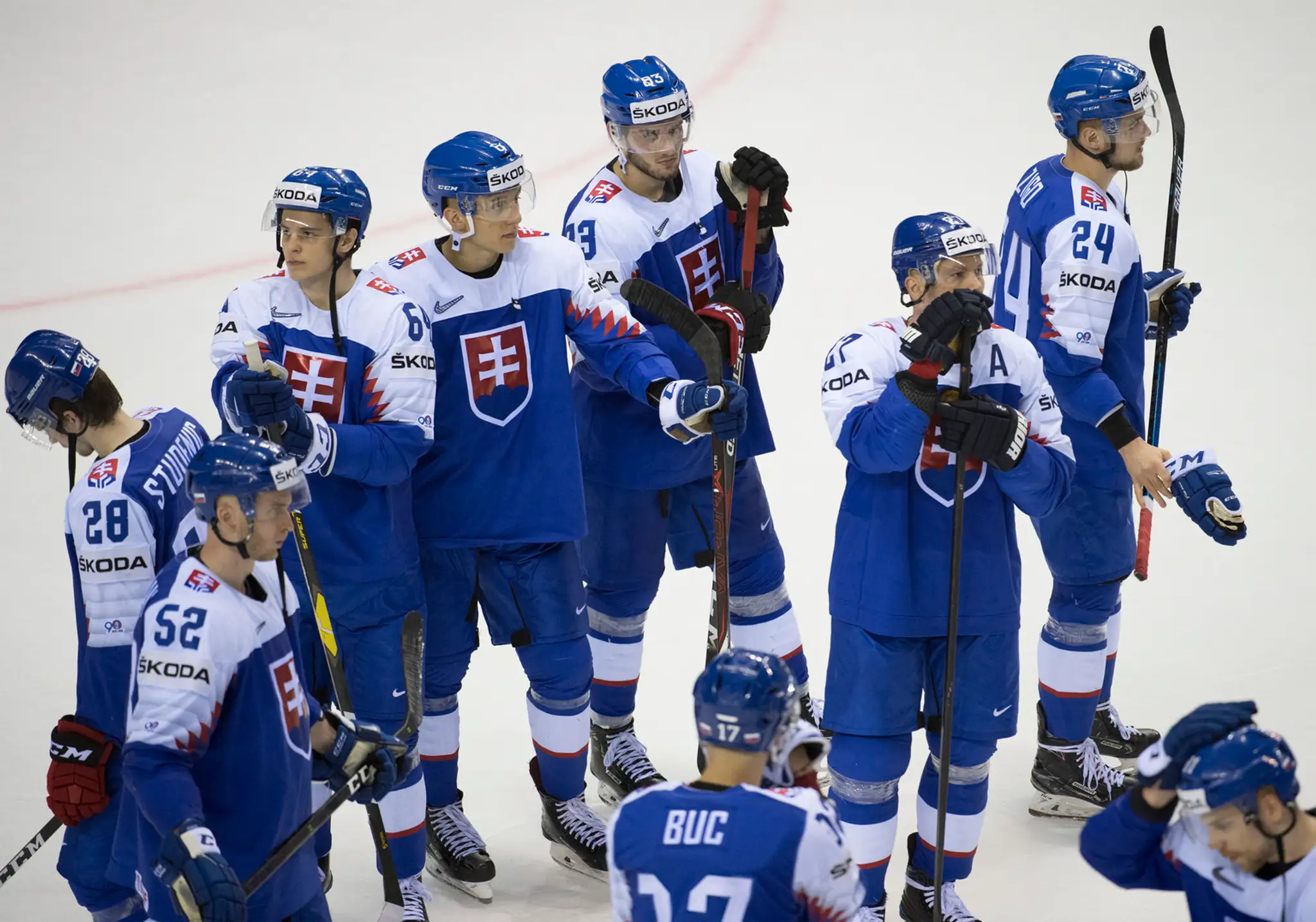 Smutní slovenskí hokejisti po prehre 2:3 s Nemeckom na MS 2019.