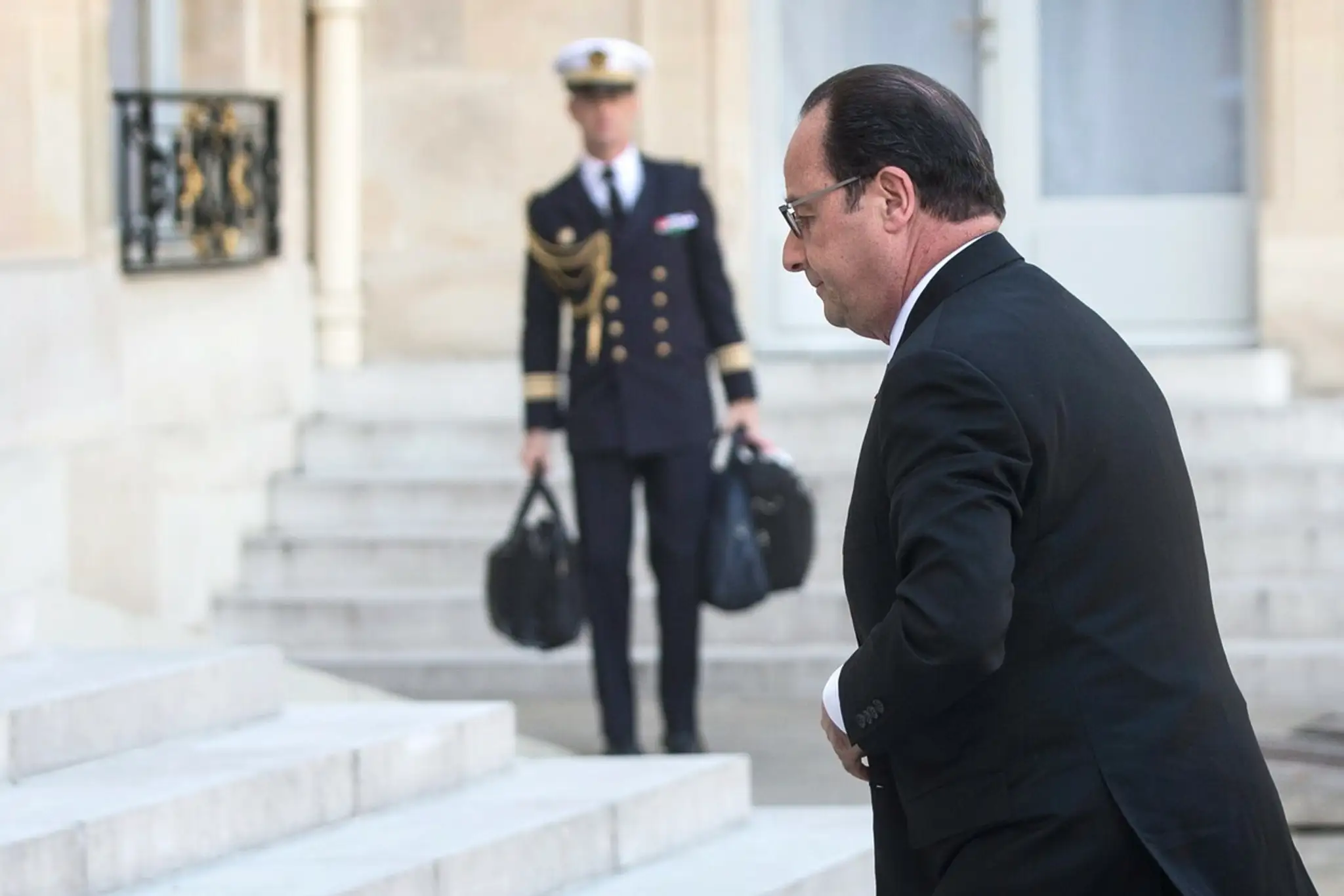 Francúzsky prezident François Hollande rieši útok na továreň.