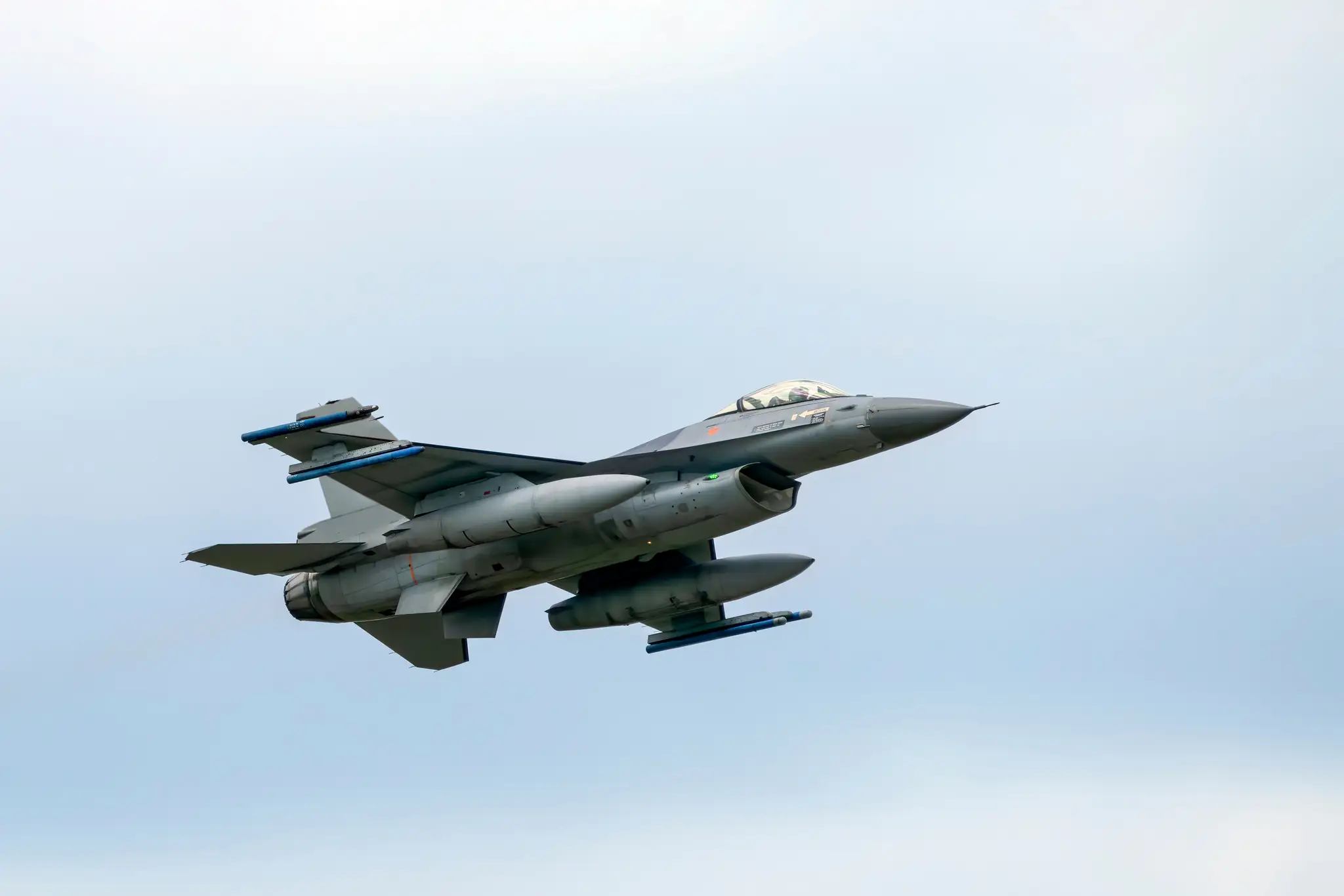 F-16.