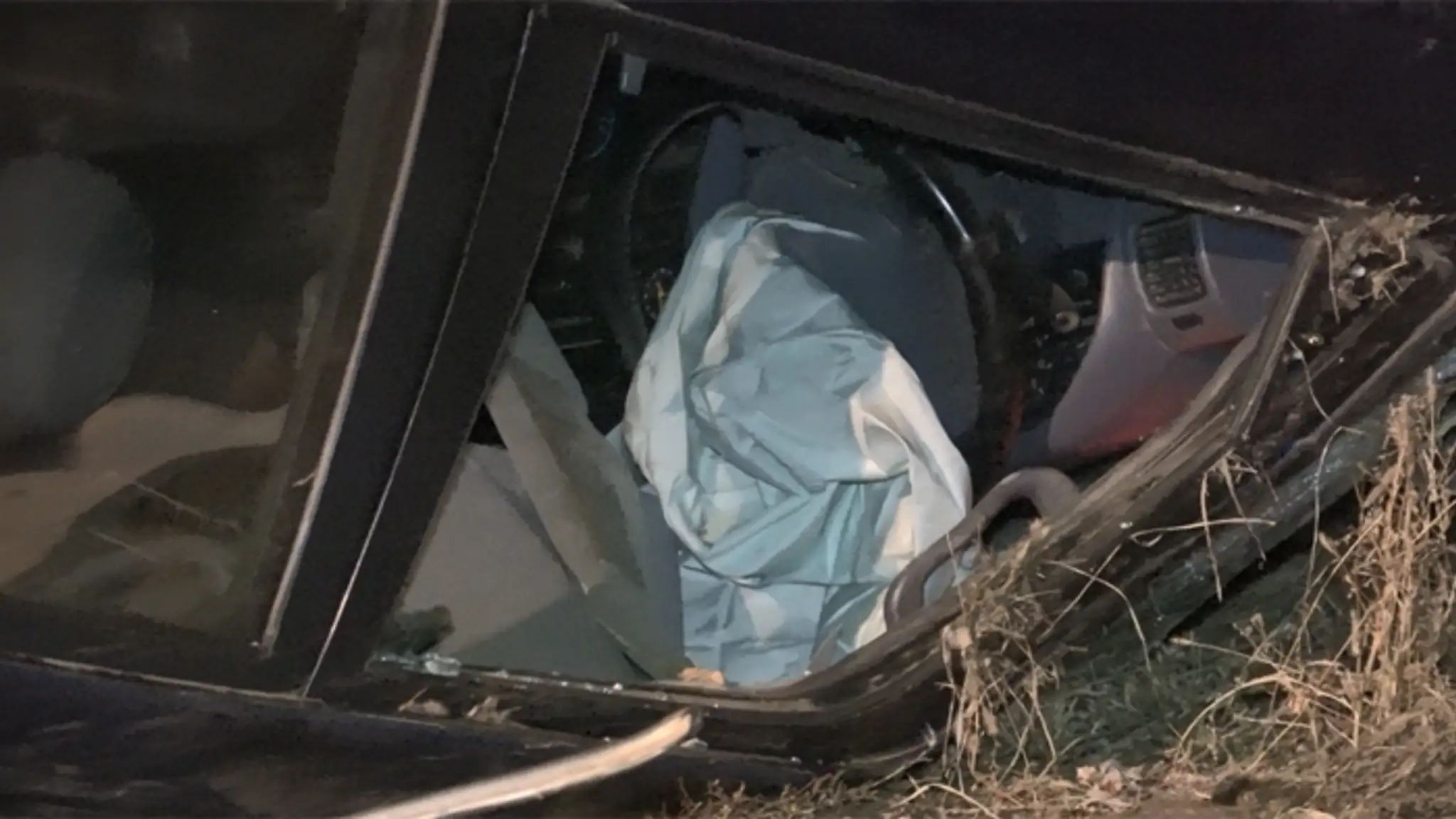 Auto po nehode medzi obcami Pozba a Podhájska.