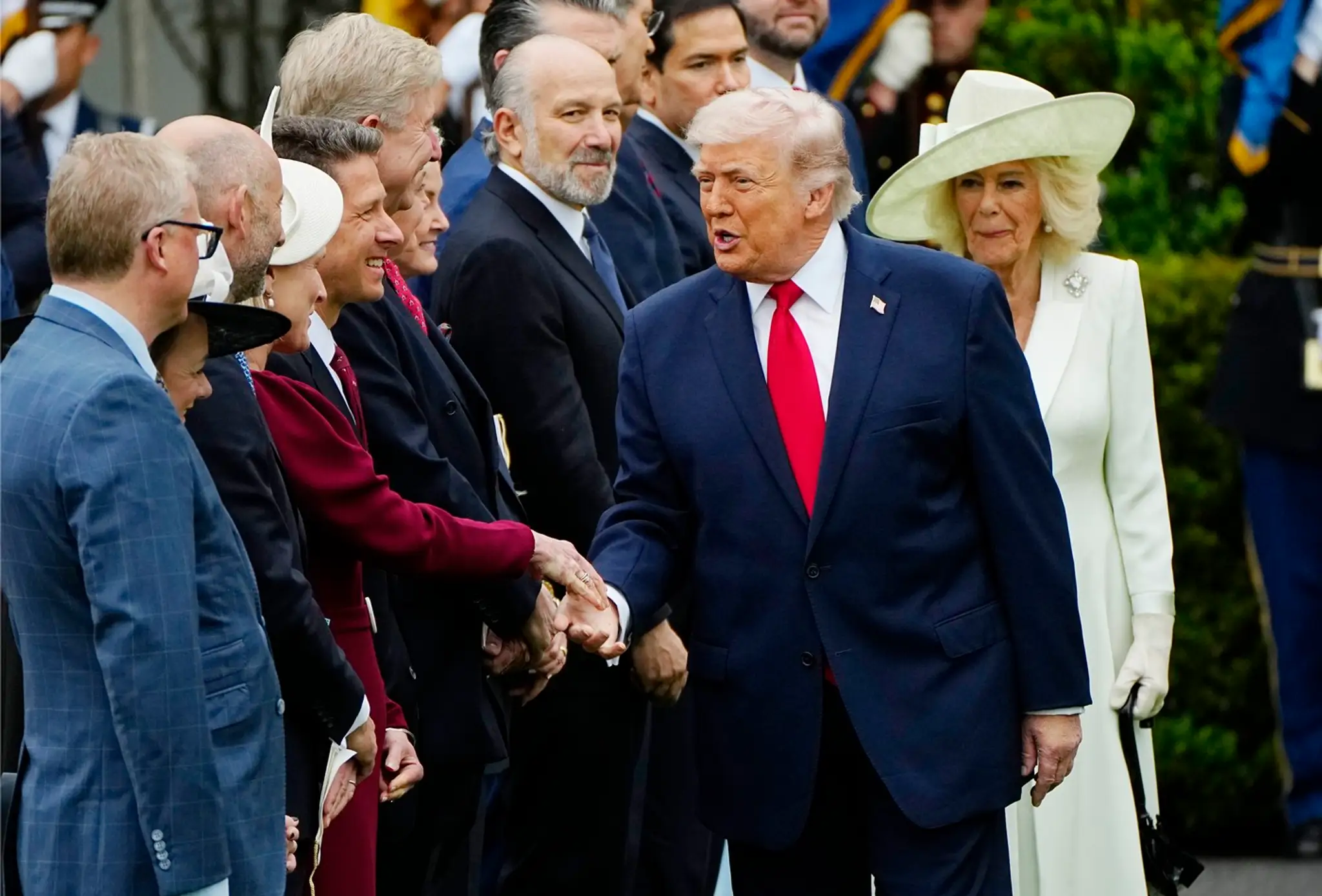 Nedočkavý Trump predbehol Camillu počas podávania rúk.