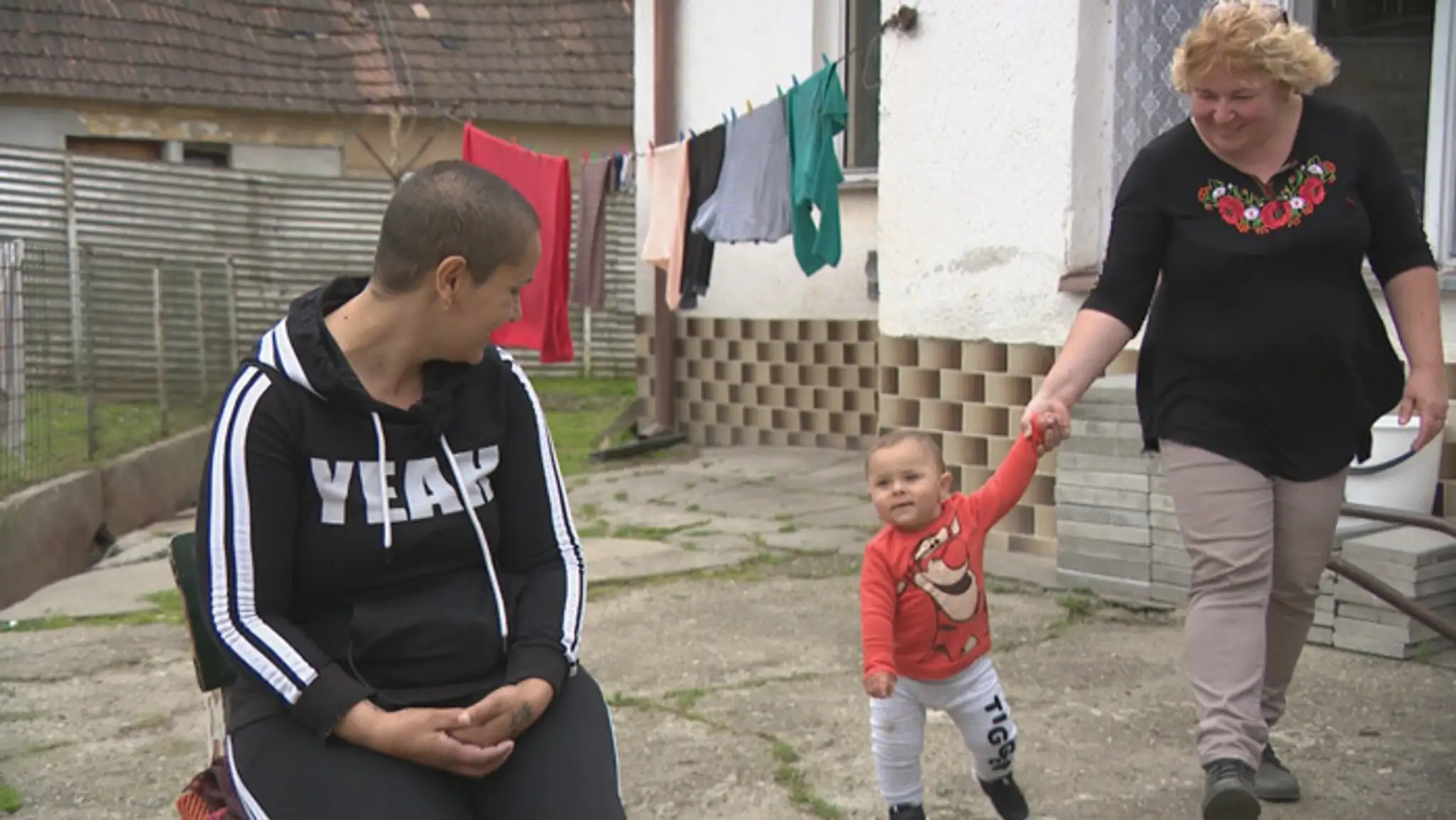 Gabriela Vašková so sestriným synom, o ktorého sa stará a Ilona Damborská z OZ Pre dobro.