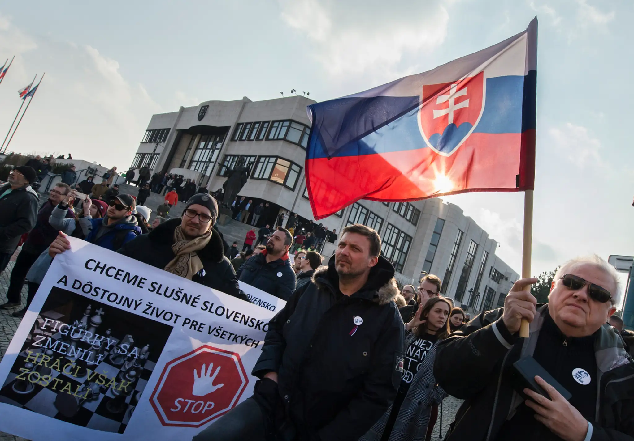 Na snímke účastníci protestu za vyslovenie nedôvery vláde pred Národnou radou SR