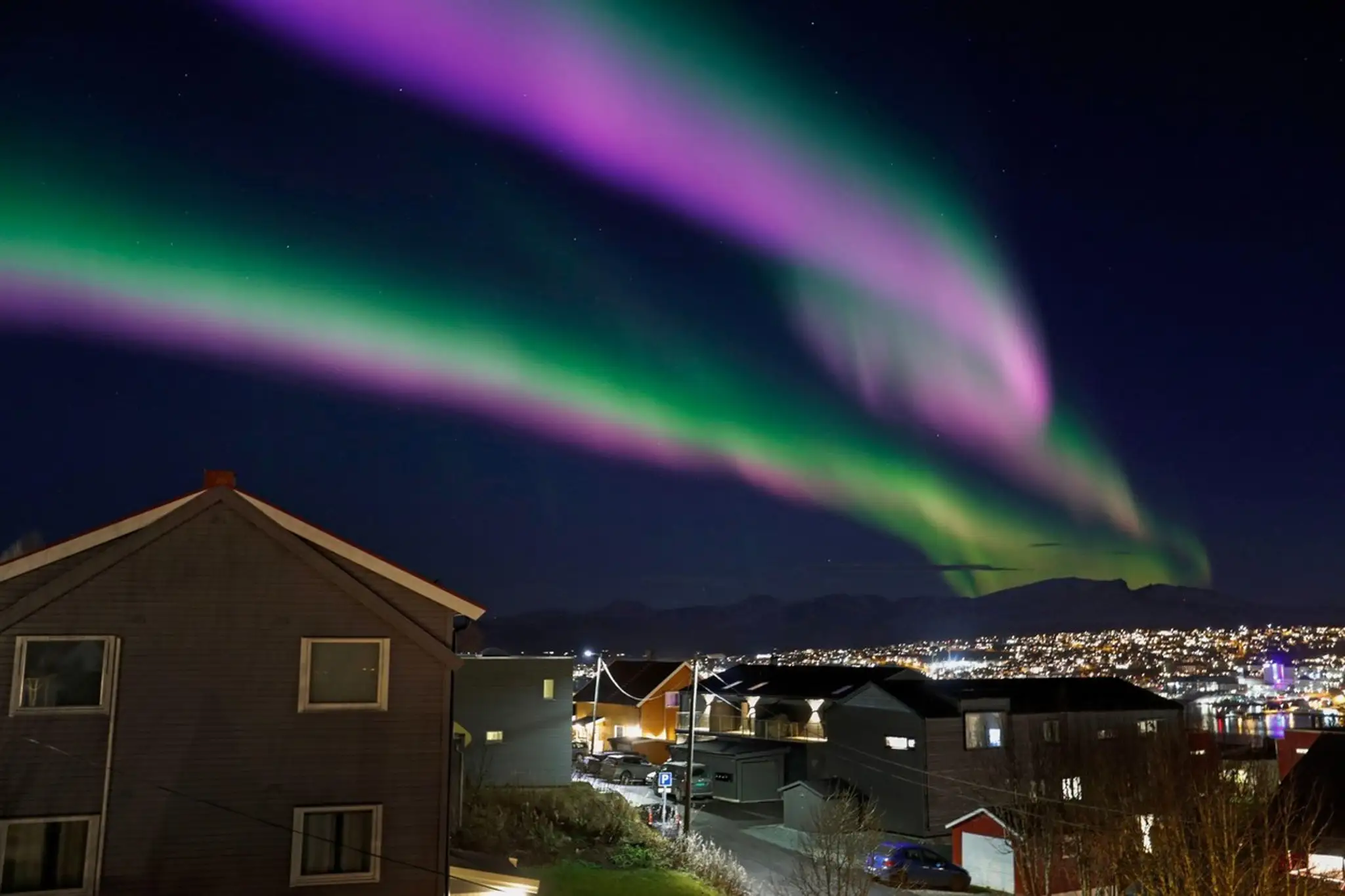 Polárna žiara nad nórskym prístavným mestom Tromsø. 