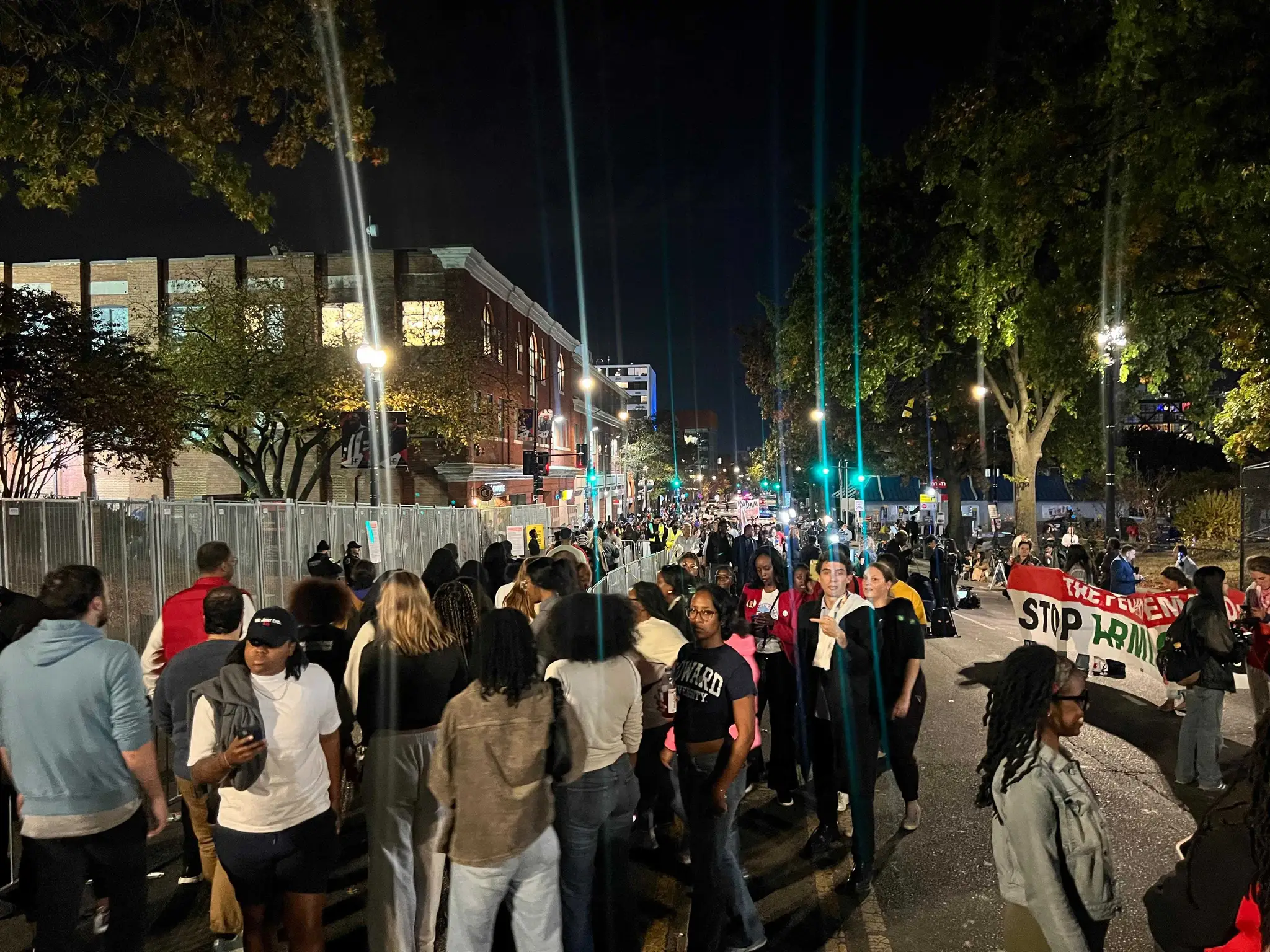 Volebná noc v Howard University, alma mater Kamaly Harrisovej