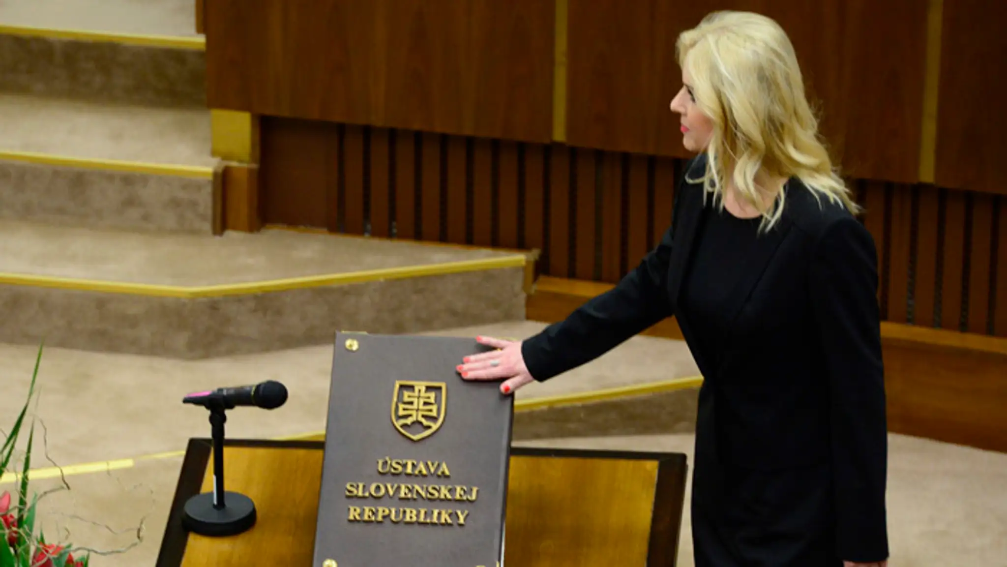 Monika Jankovská  (SMER-SD) skladá poslanecký sľub.