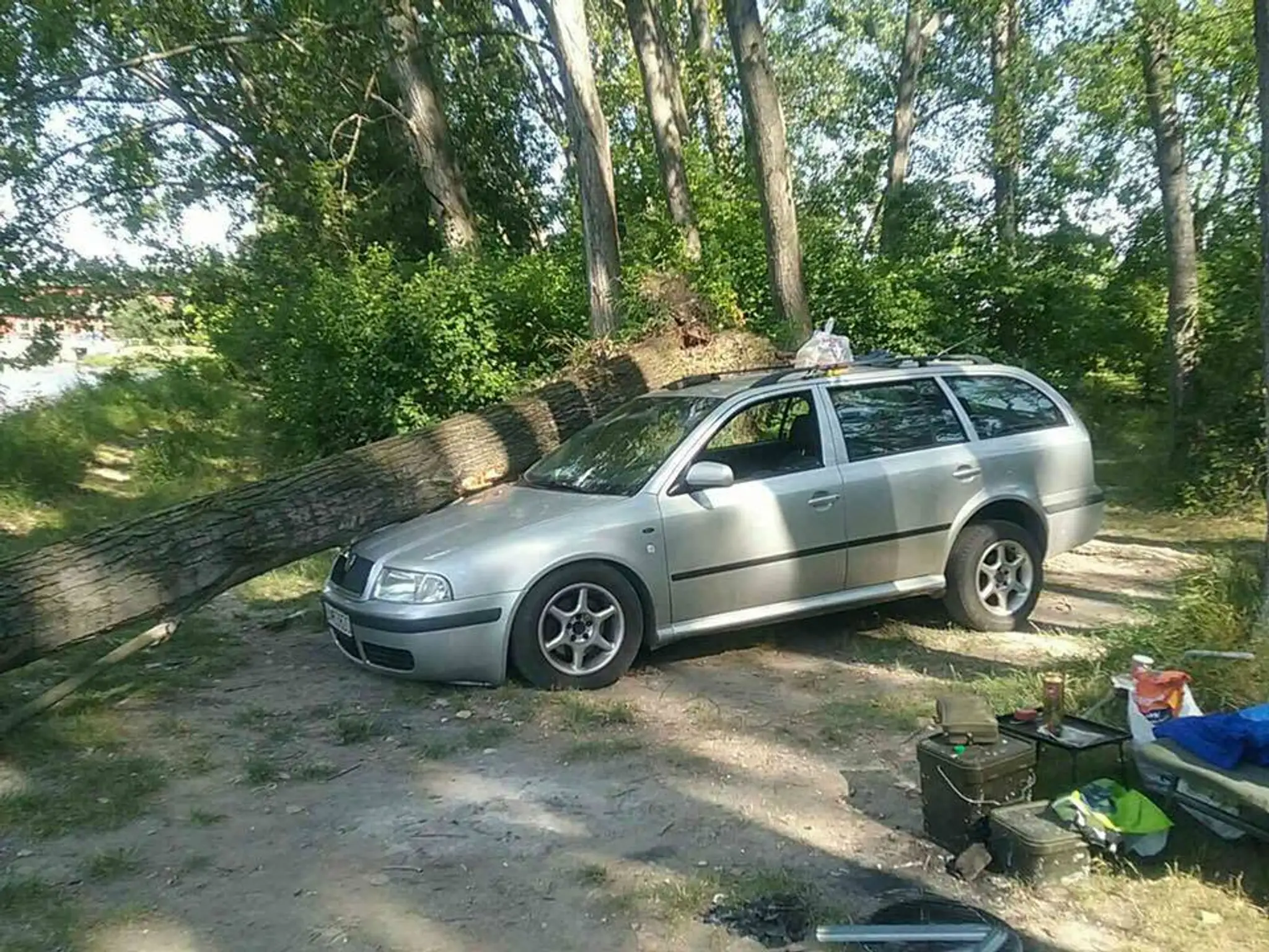 Hasiči bojujú s nepriaznivým počasím.