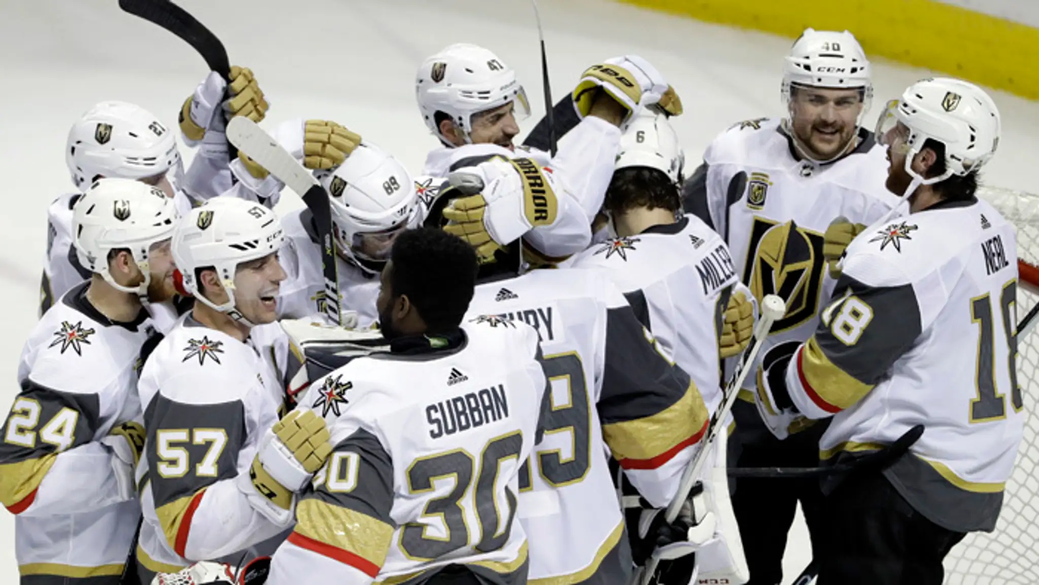 Hokejisti Vegas Golden Knights sa objímajú po postupe do konferenčného finále.