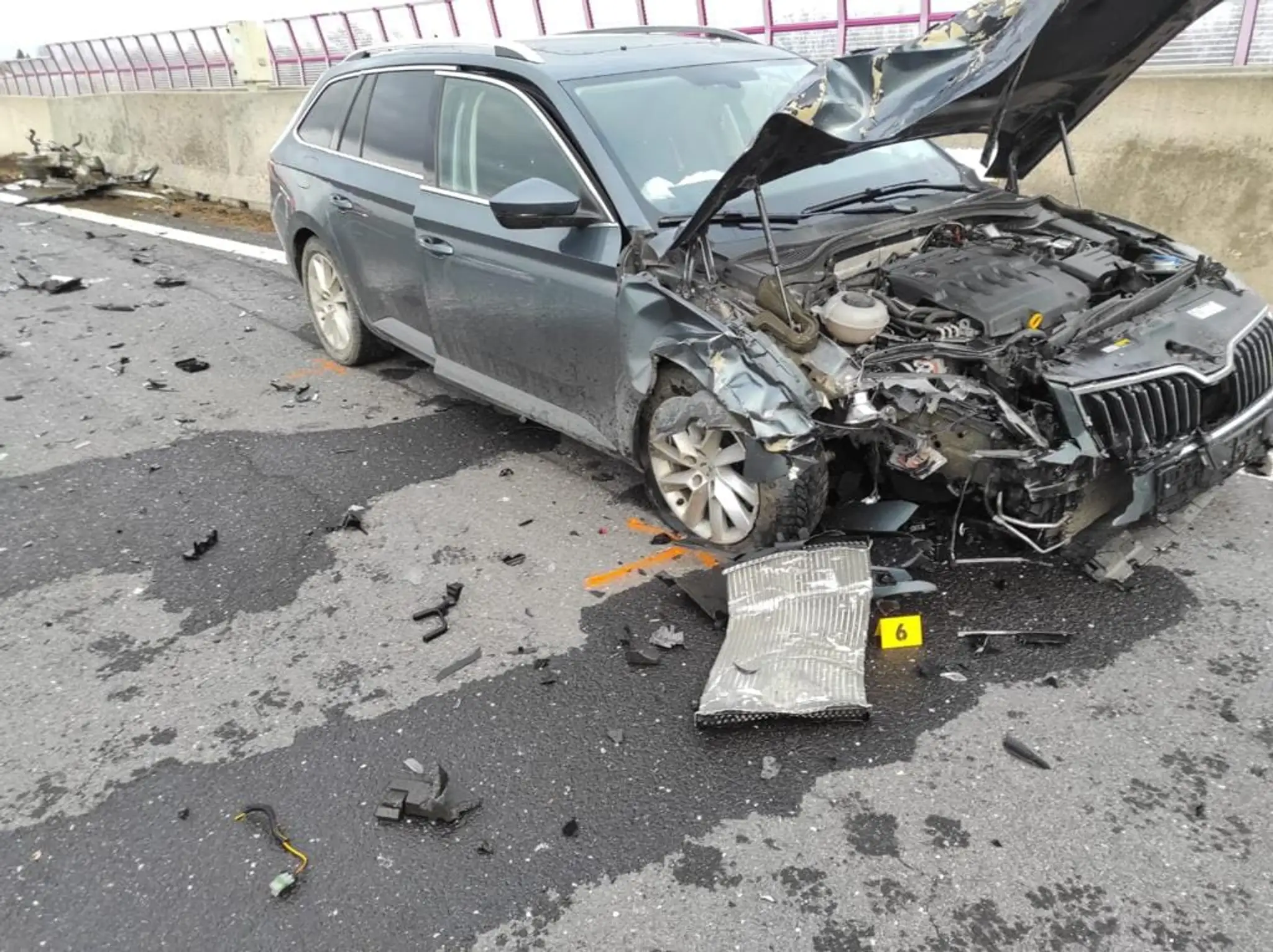 Na diaľnici pod Tatrami sa zrazili dve autá, jedného z vodičov prevážal vrtuľník