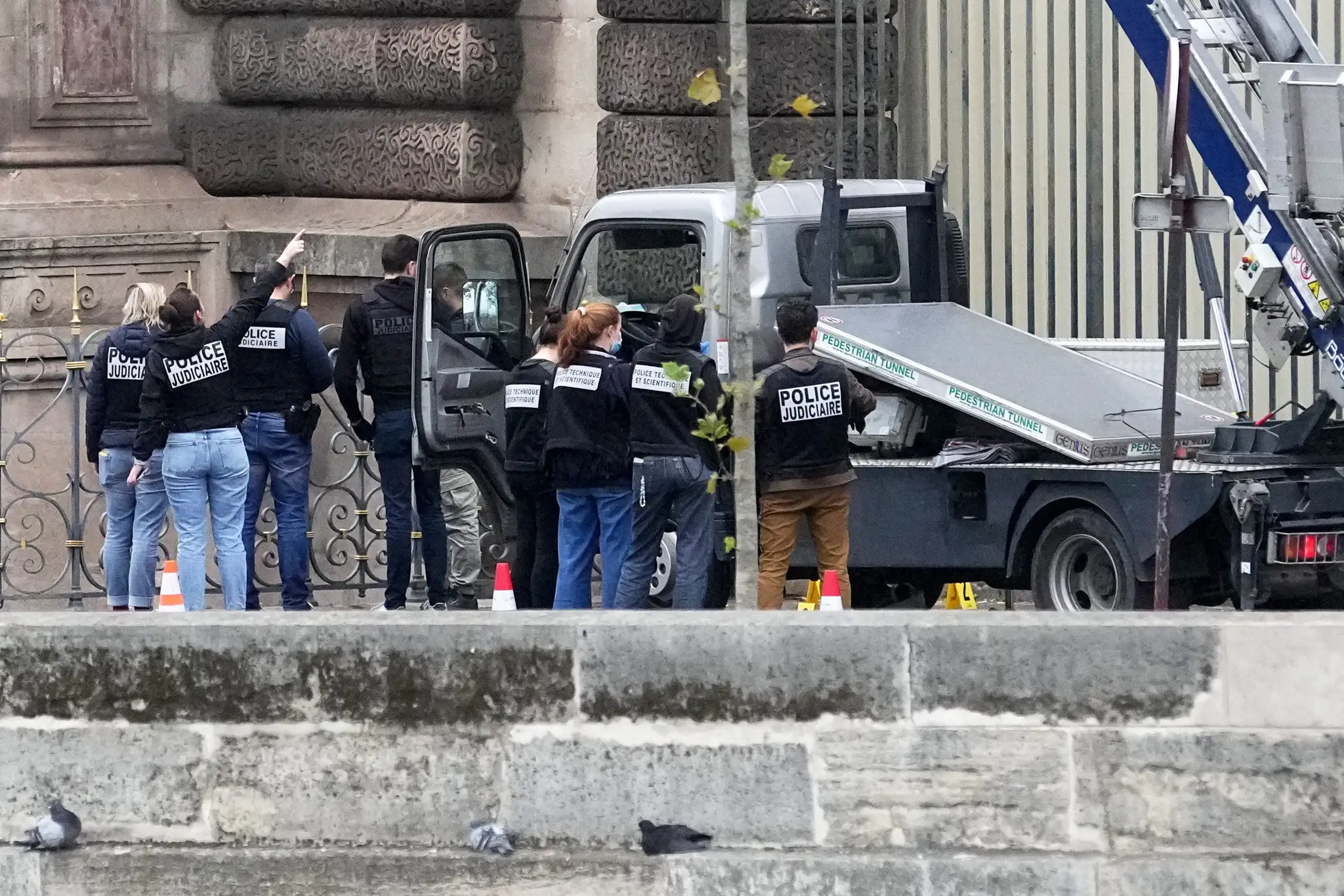 Policajti pred Louvre.