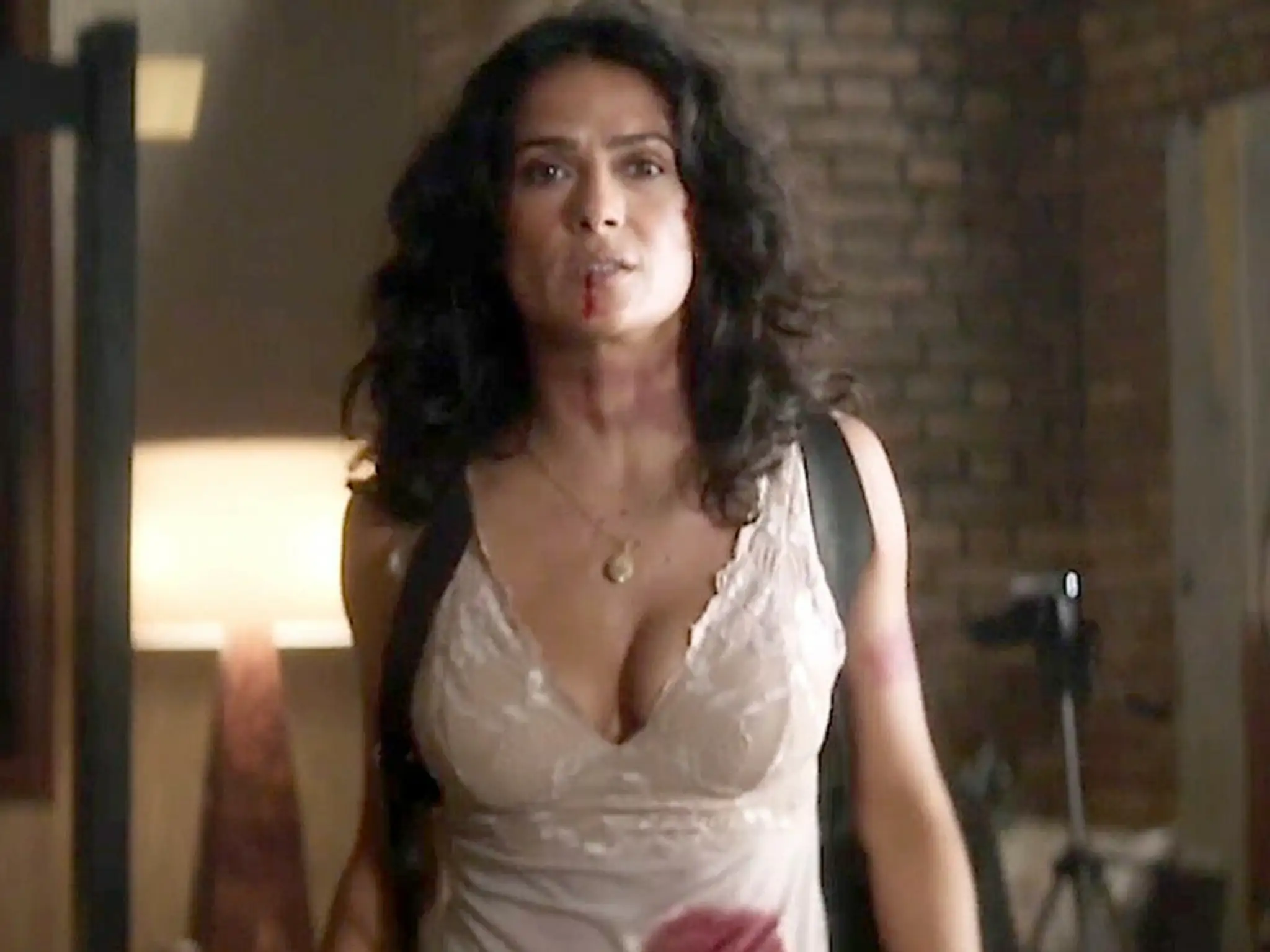 Salma Hayek vo filme Everly. 