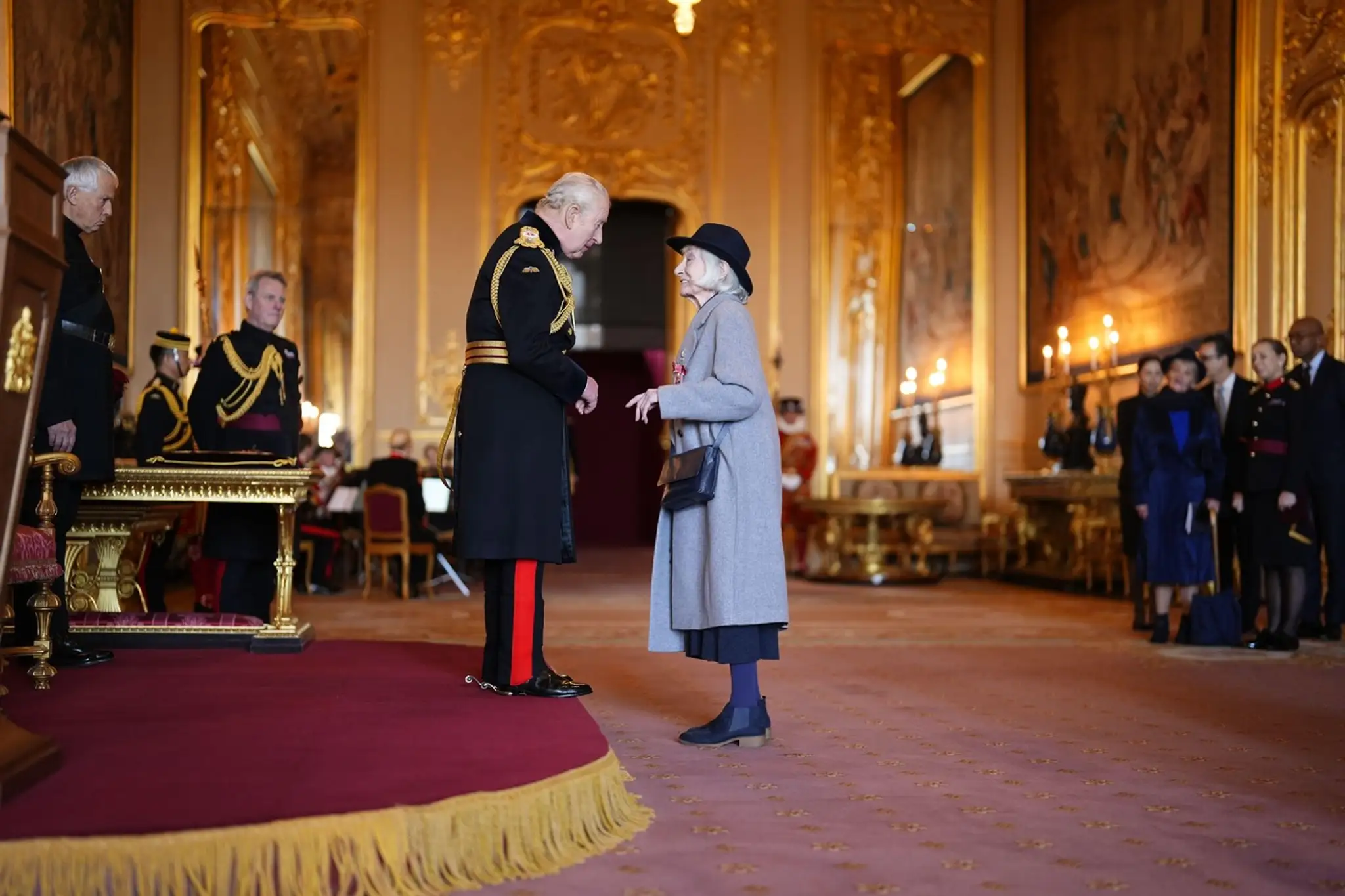 Jane Lapotaire si od kráľa Karola III. prevzala významné ocenenie Komandér Rádu Britského impéria