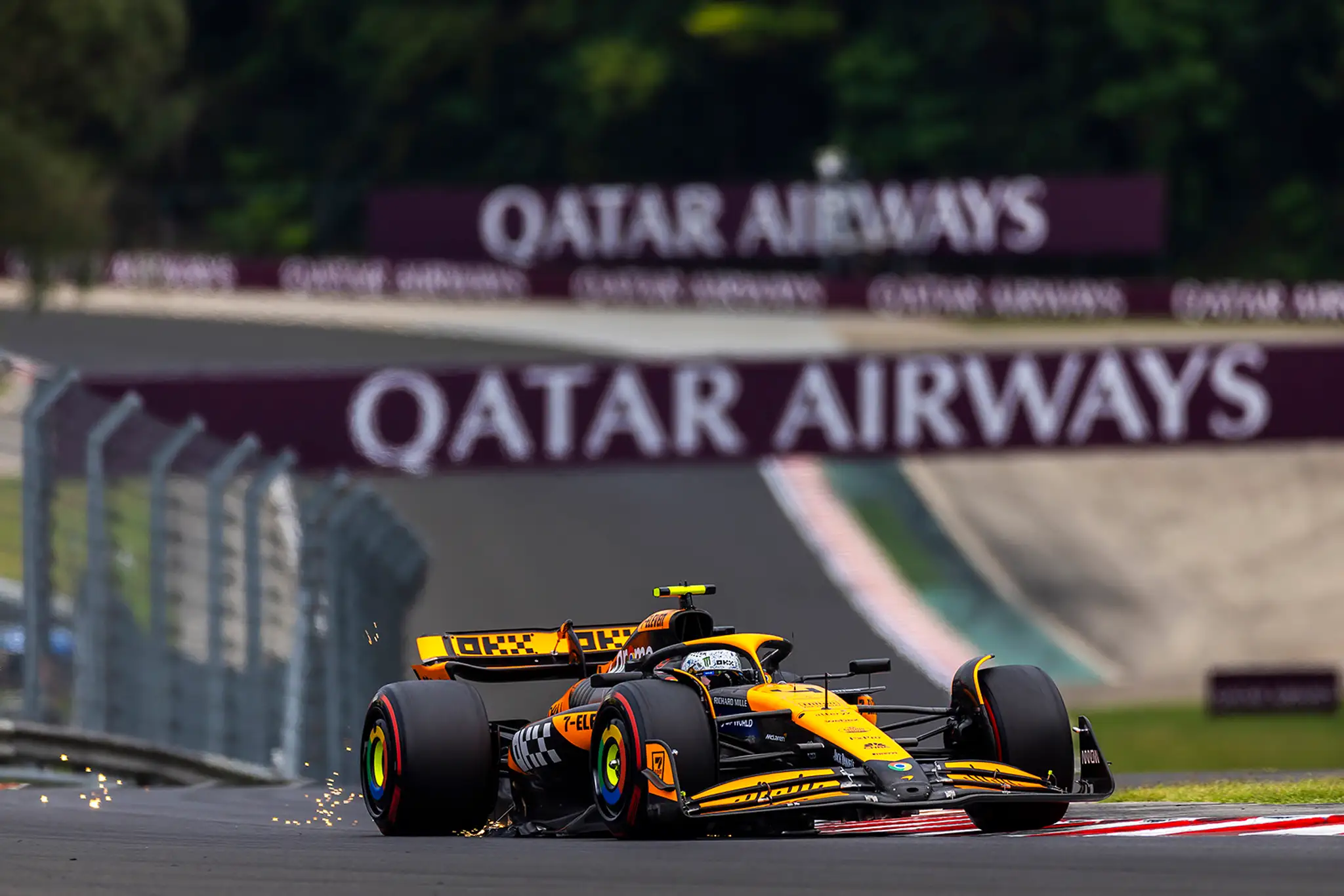 Lando Norris na trati v Maďarsku.