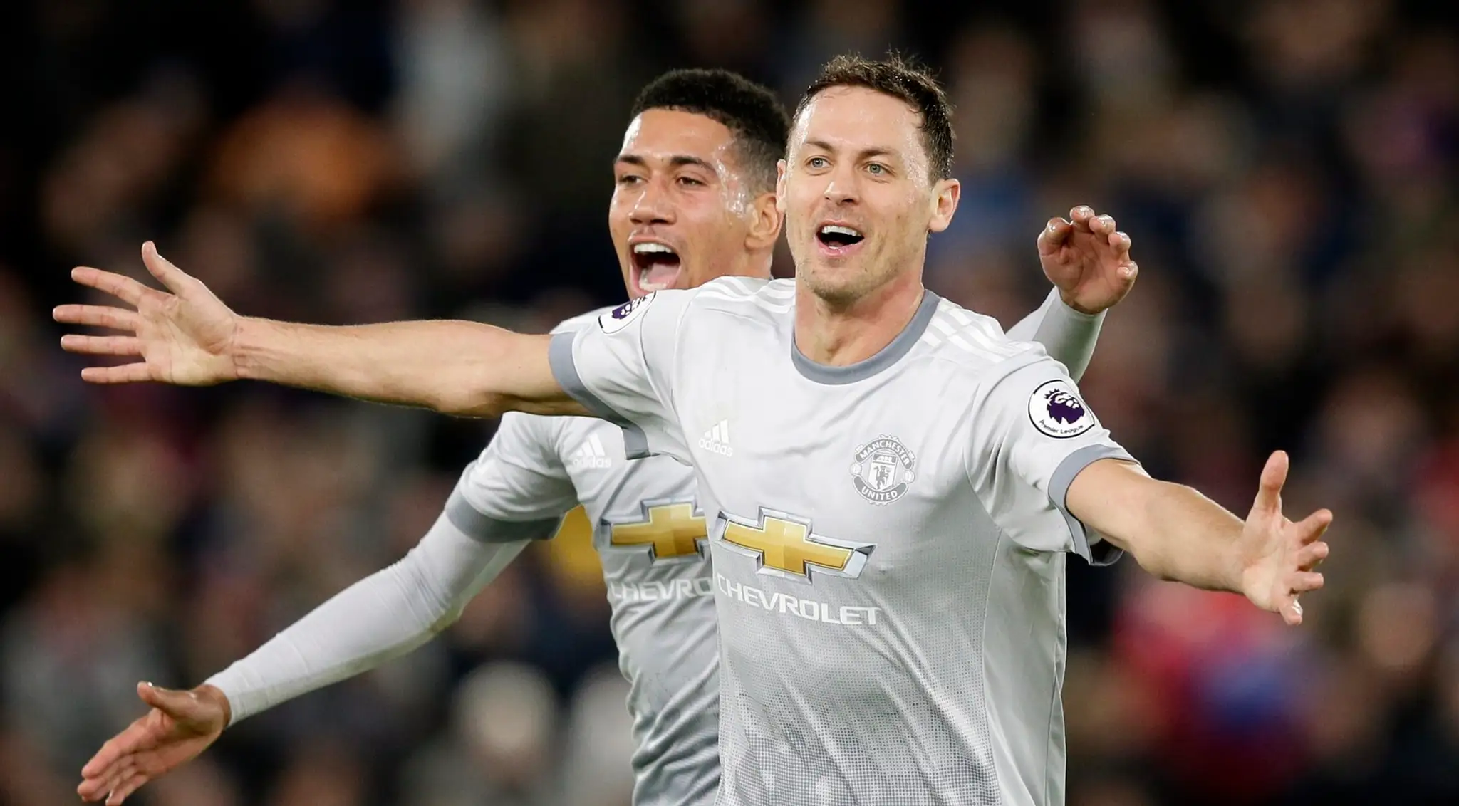 Nemanja Matič (vpredu) a Chris Smalling z ManUtd sa tešia z gólu na pôde Crystal Palace.
