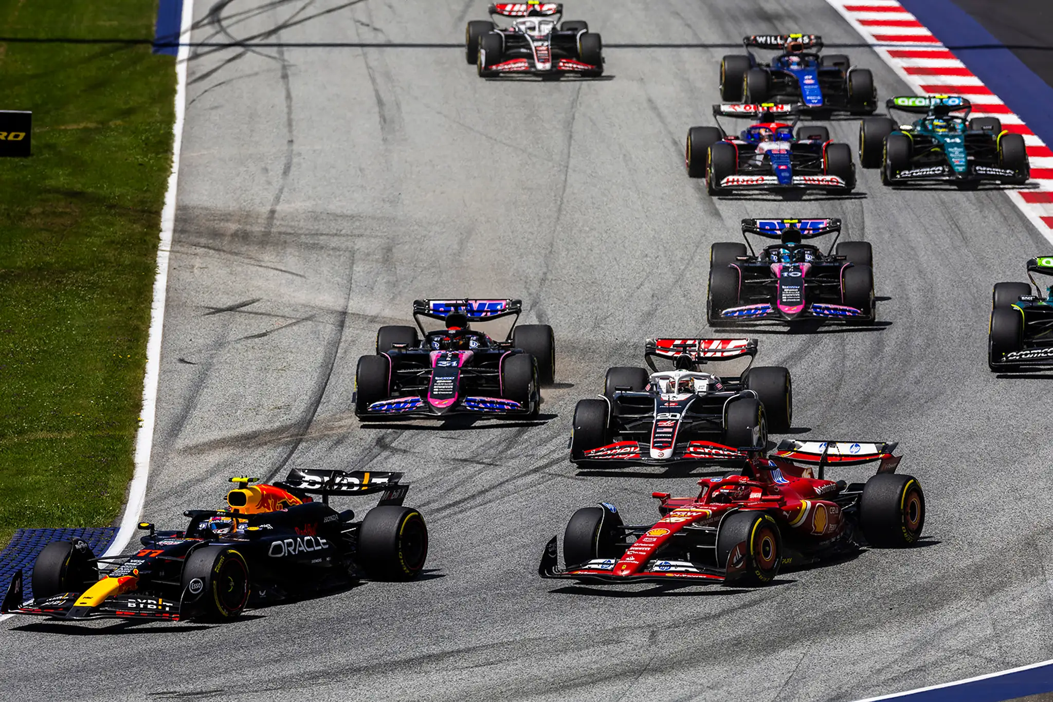 Sergio Perez na čele tesných rozostupov.
