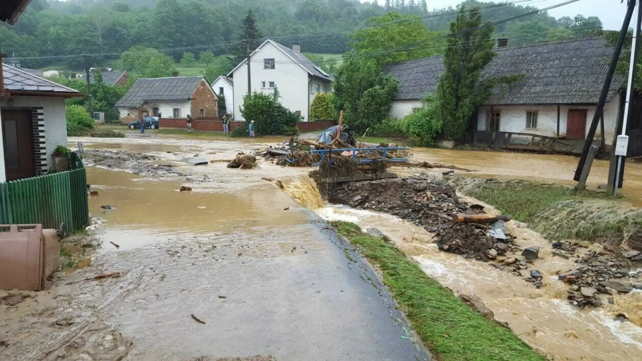 Muža ratujú záchranári.