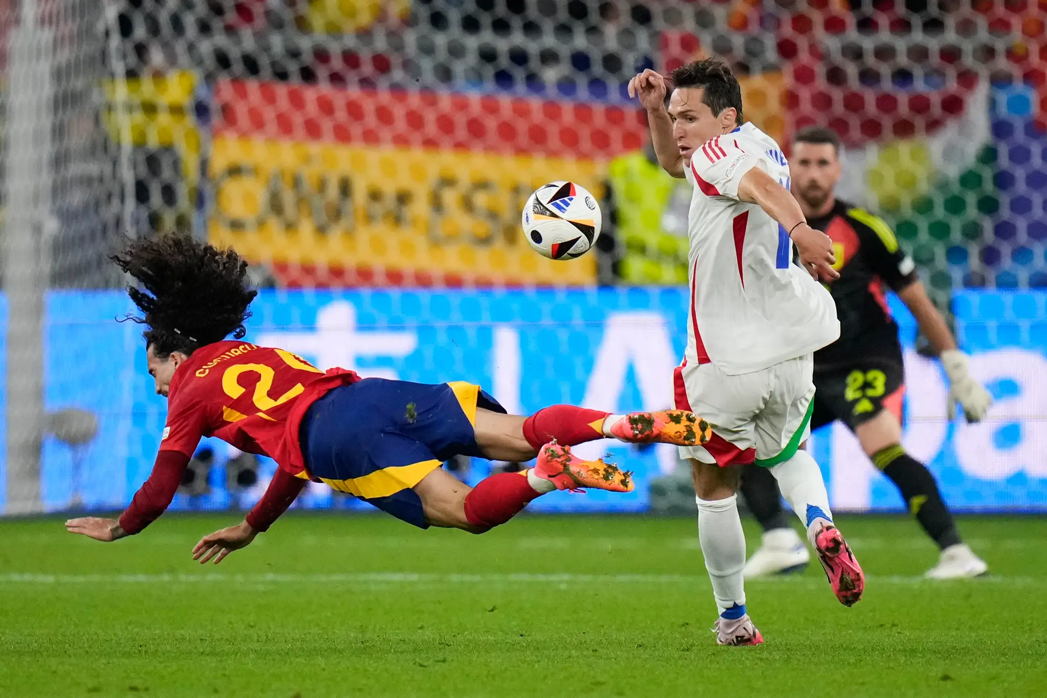 Cucurella v súboji s Barellom.
