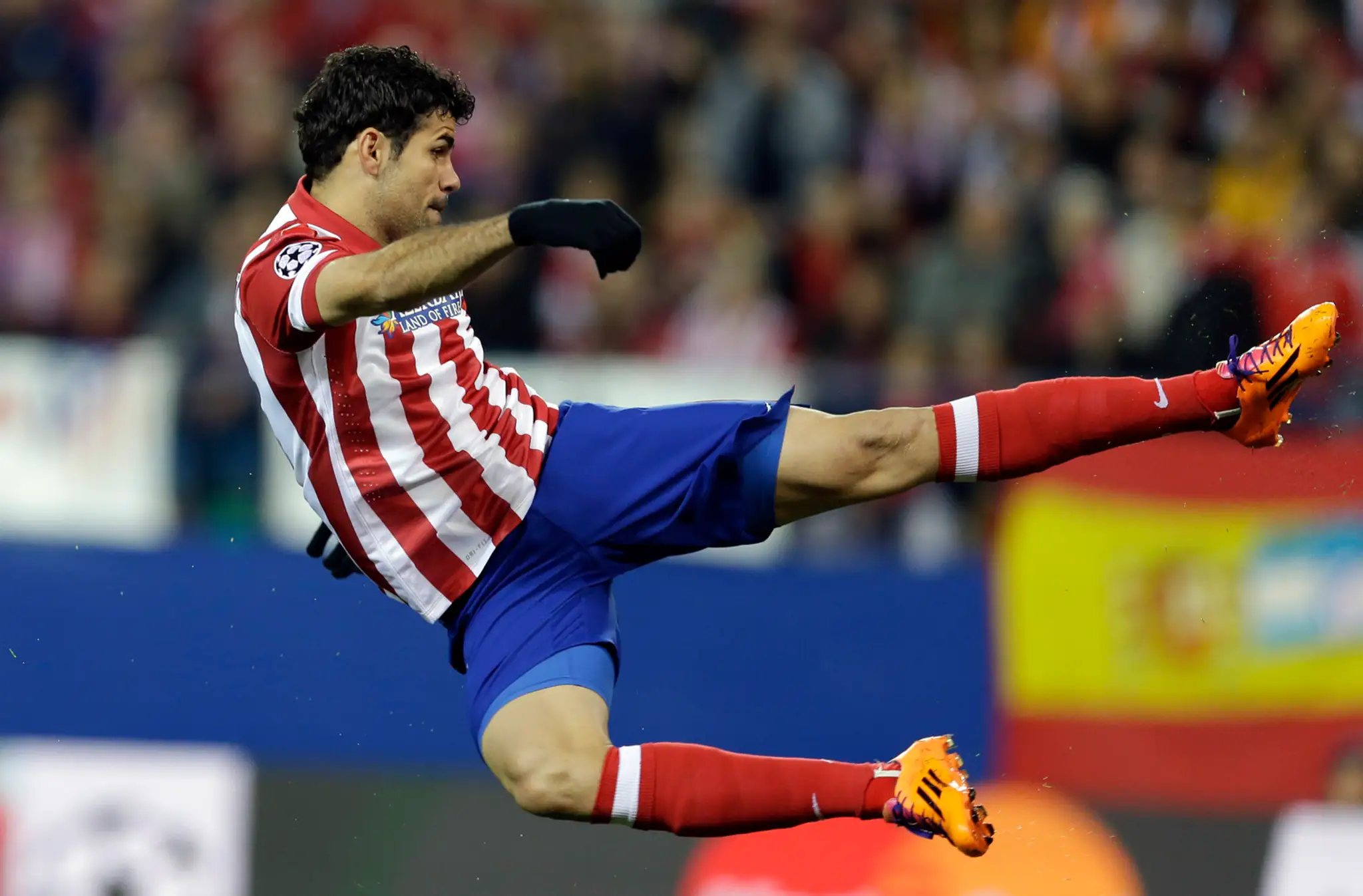 Hráč Atletico Madrid Diego Costa oslavuje úvodný gól do bránky AC Miláno vo futbalovom zápase odvety osemfinále Ligy majstrov.