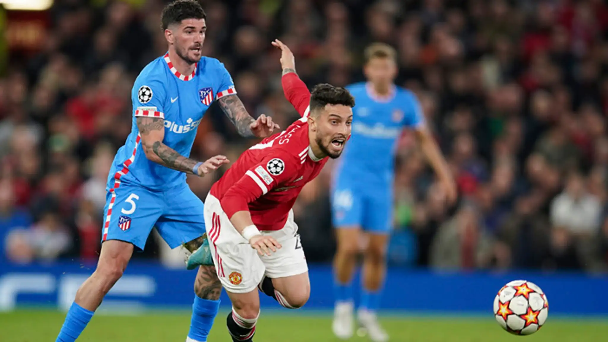 Alex Telles z Manchestru United a Rodrigo De Paul z Atletica Madrid.