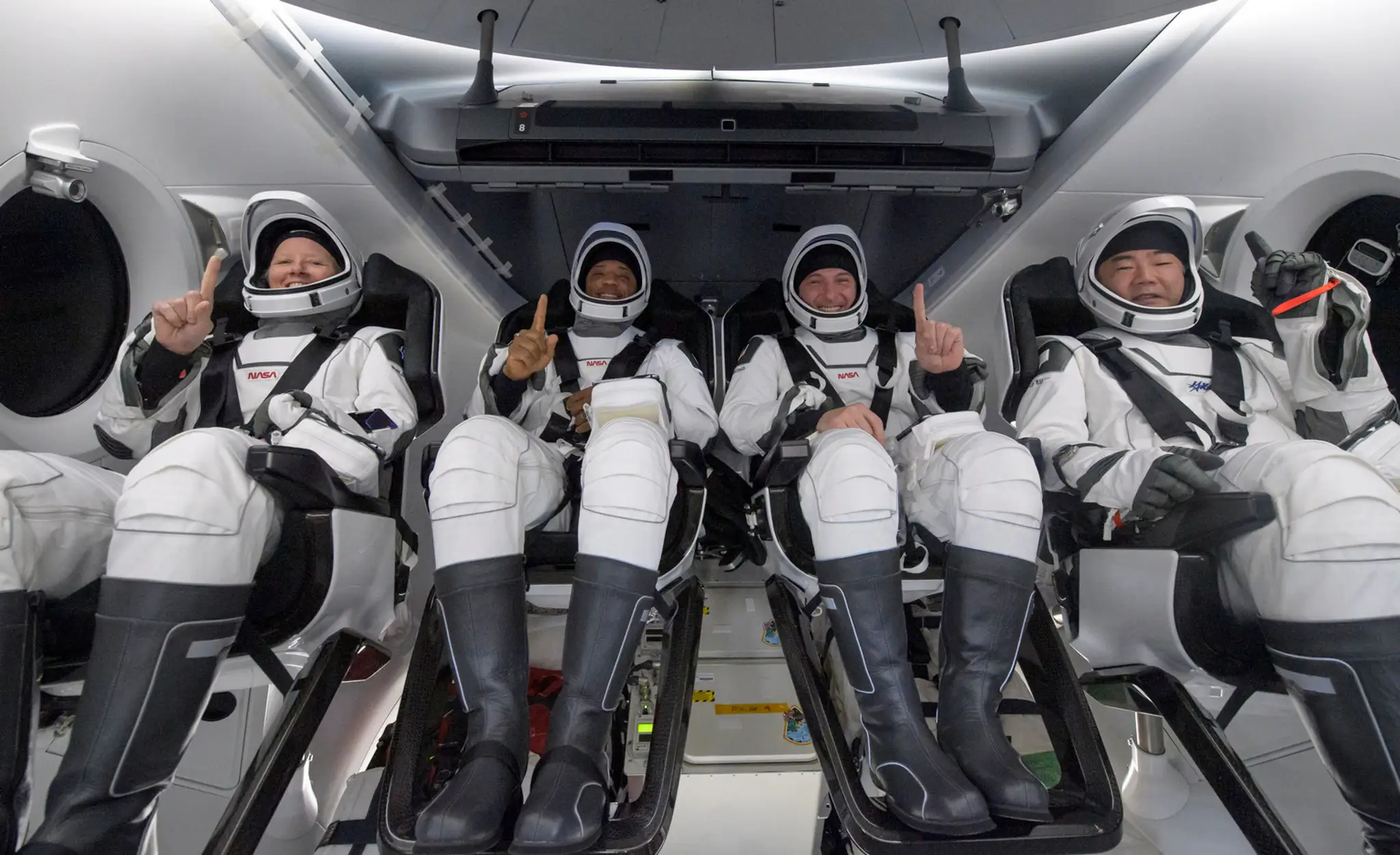 Astronauti Michael Hopkins, Victor Glover a Shannon Walker a Sóiči Noguči.