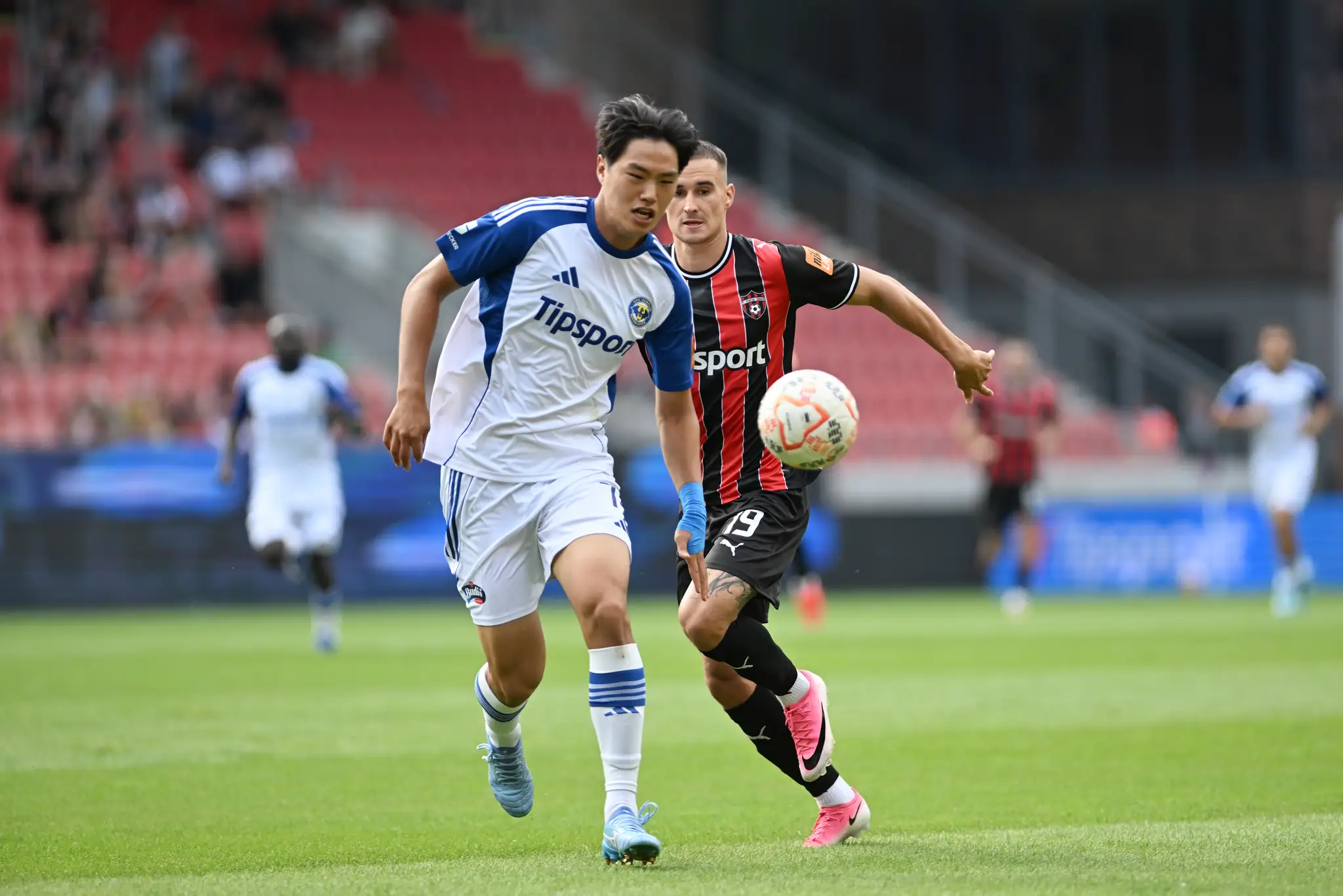 Na snímke vpravo hráč Trnavy Timotej Kudlička.