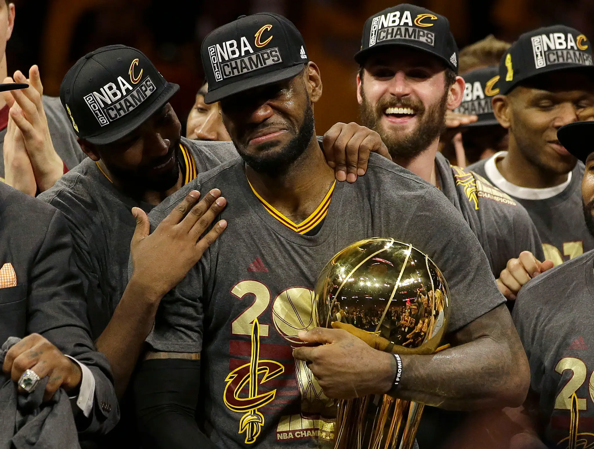 Dojatý LeBron James s trofej pre šampiónov NBA.