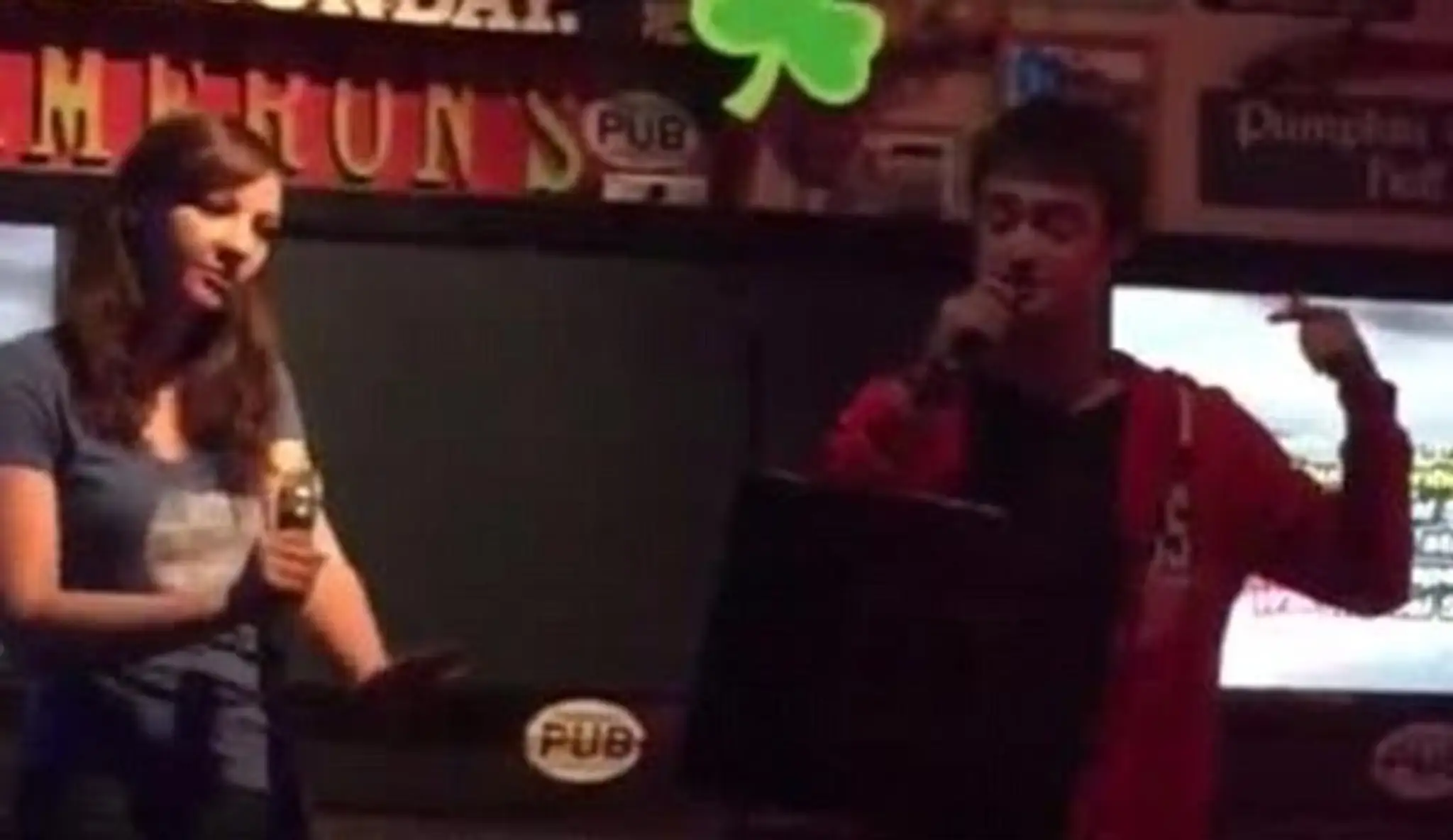 Daniel Radcliffe v karaoke bare