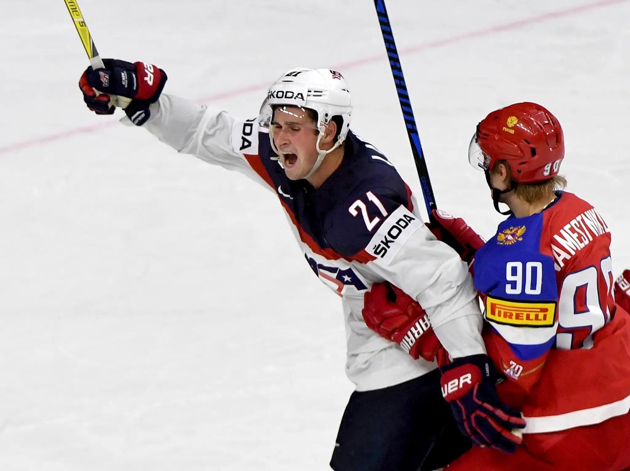 Američan Dylan Larkin (vľavo) sa teší z gólu v zápase MS 2017 proti Rusku.