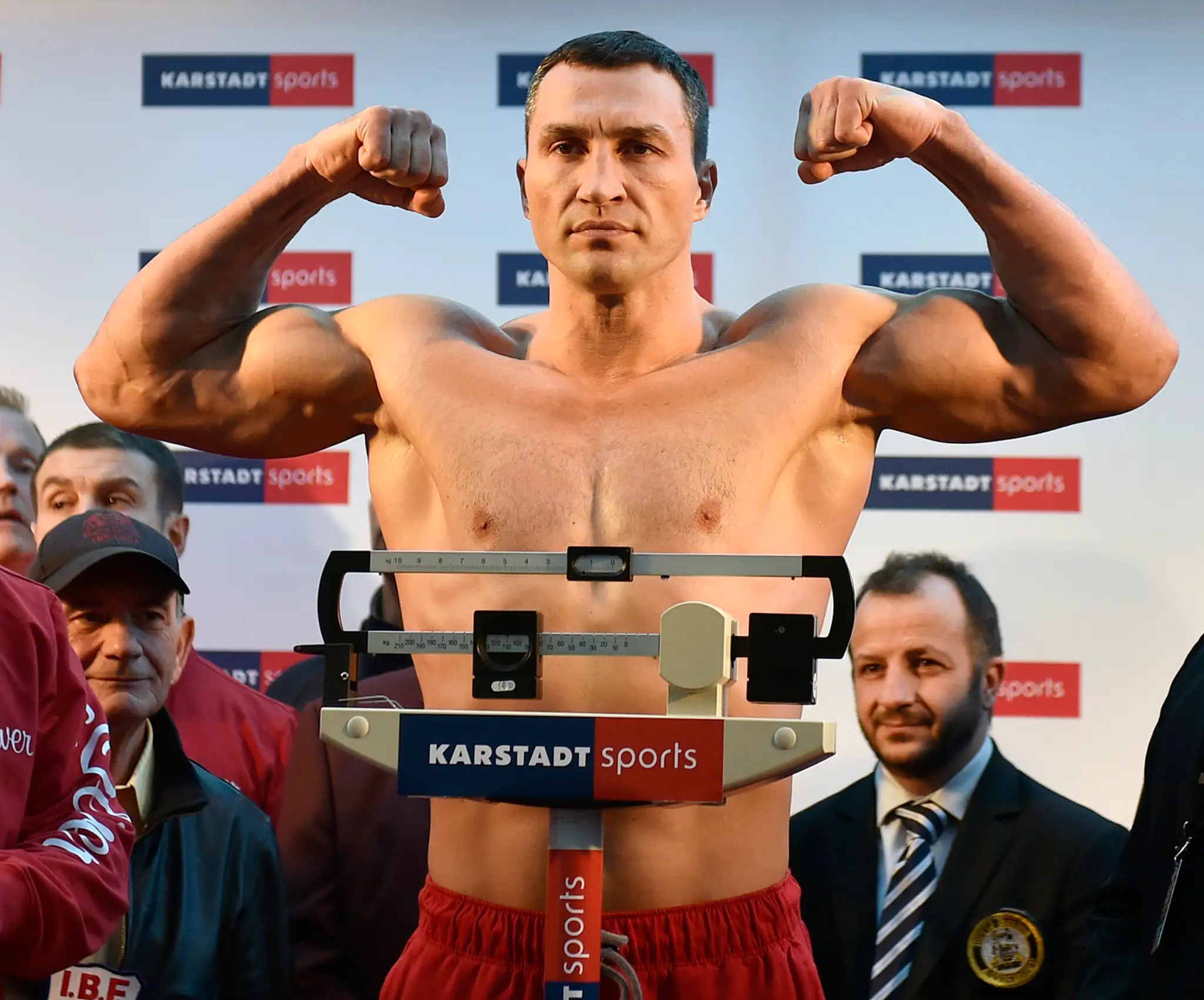 Vladimir Kličko sa váži pred zápasom s Tysonom Furym.
