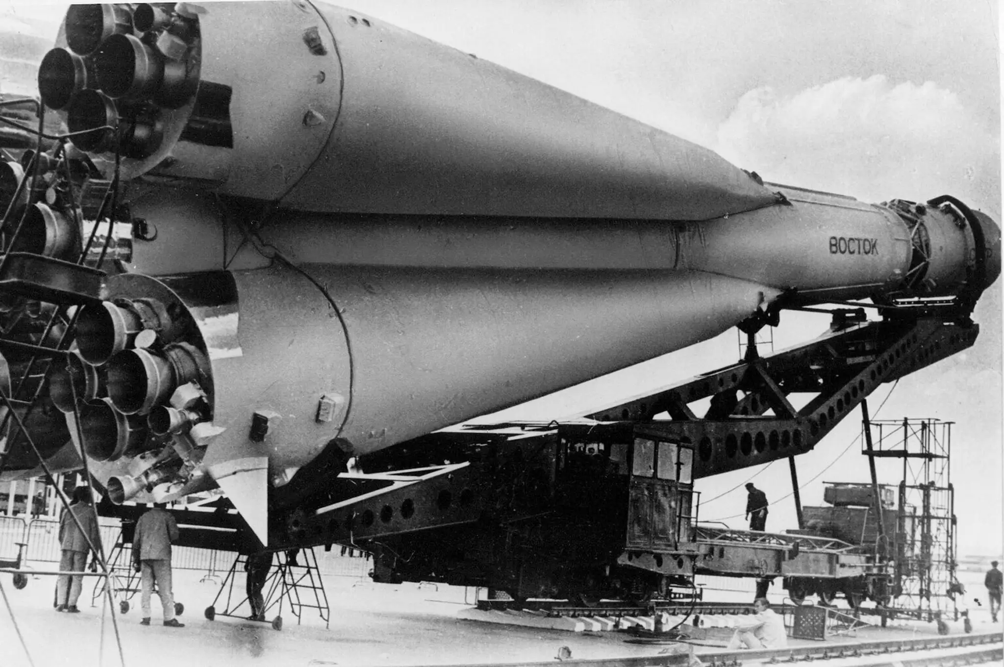 Na archívnej snímke zverejnenej agentúrou TASS v apríli 1961 ruská raketa Vostok na odpaľovacej rampe.