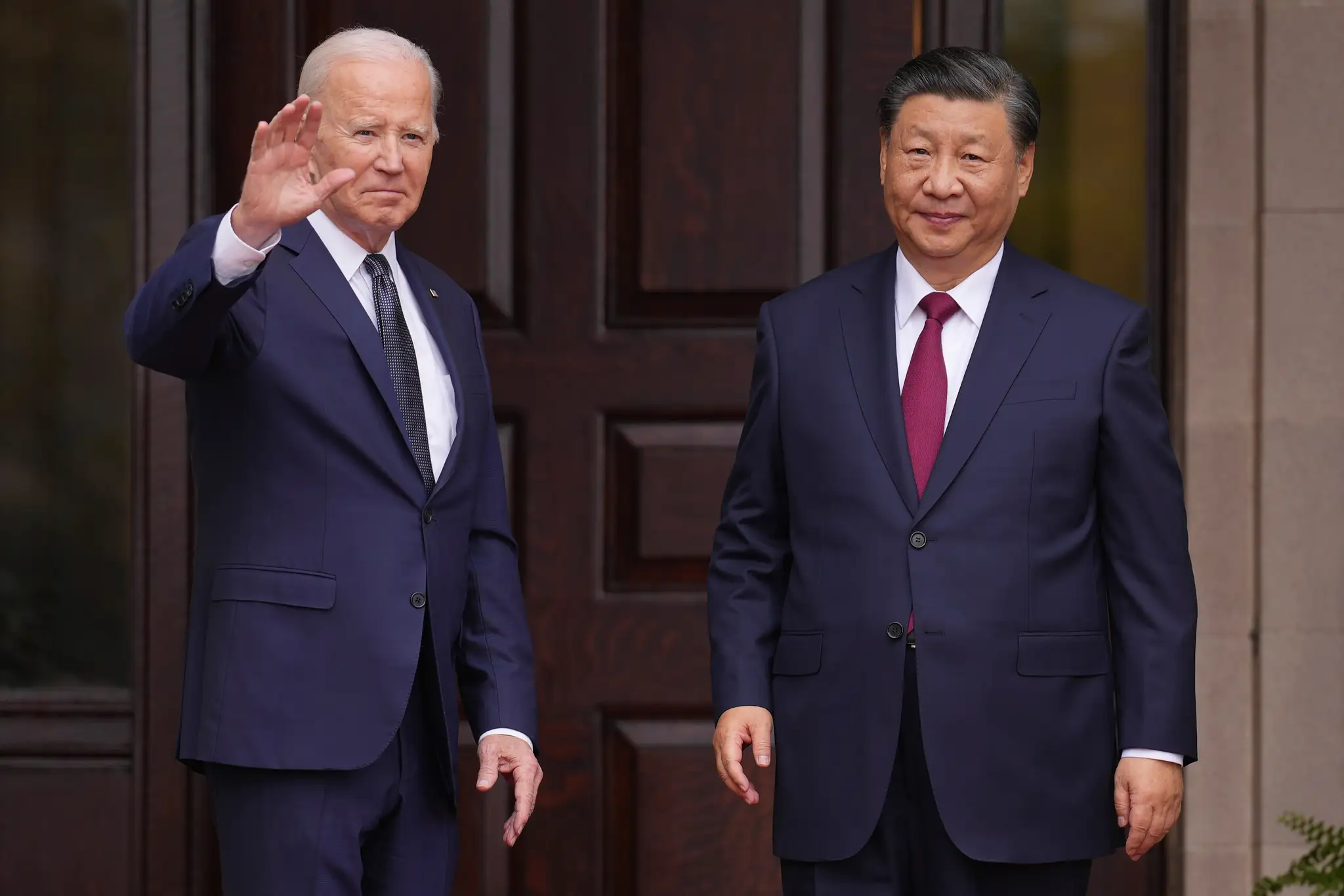 Na snímke zľava americký prezident Joe Biden a čínsky prezident Si Ťin-pching.