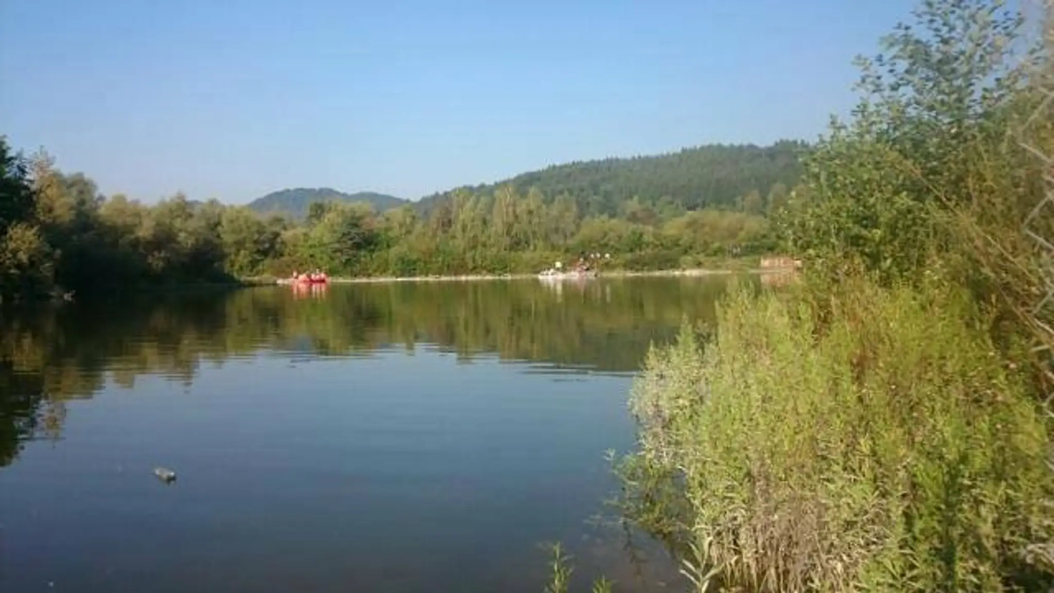 Hasiči zasahujú pri havarovanom remorkéri