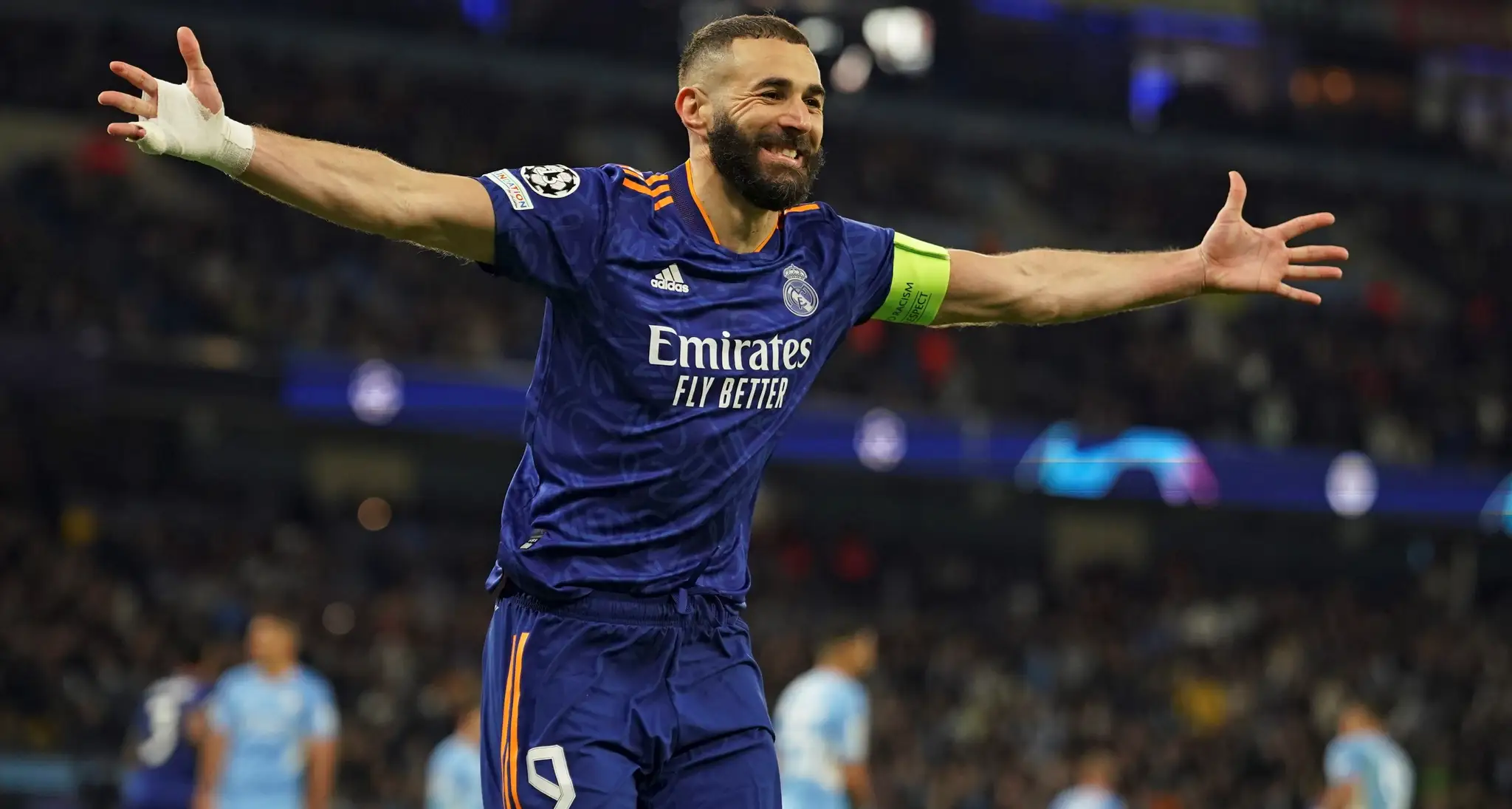 Hráč Realu Karim Benzema oslavuje svoj gól.