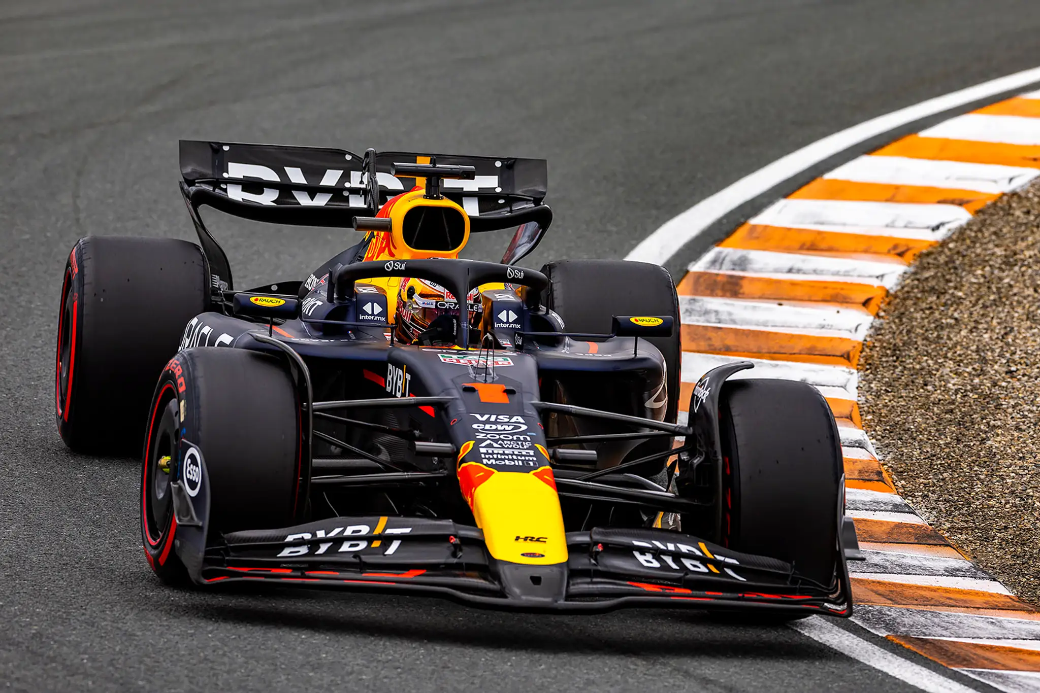 Úradujúci majster svera Max Verstappen na Red Bulle na domácej VC.