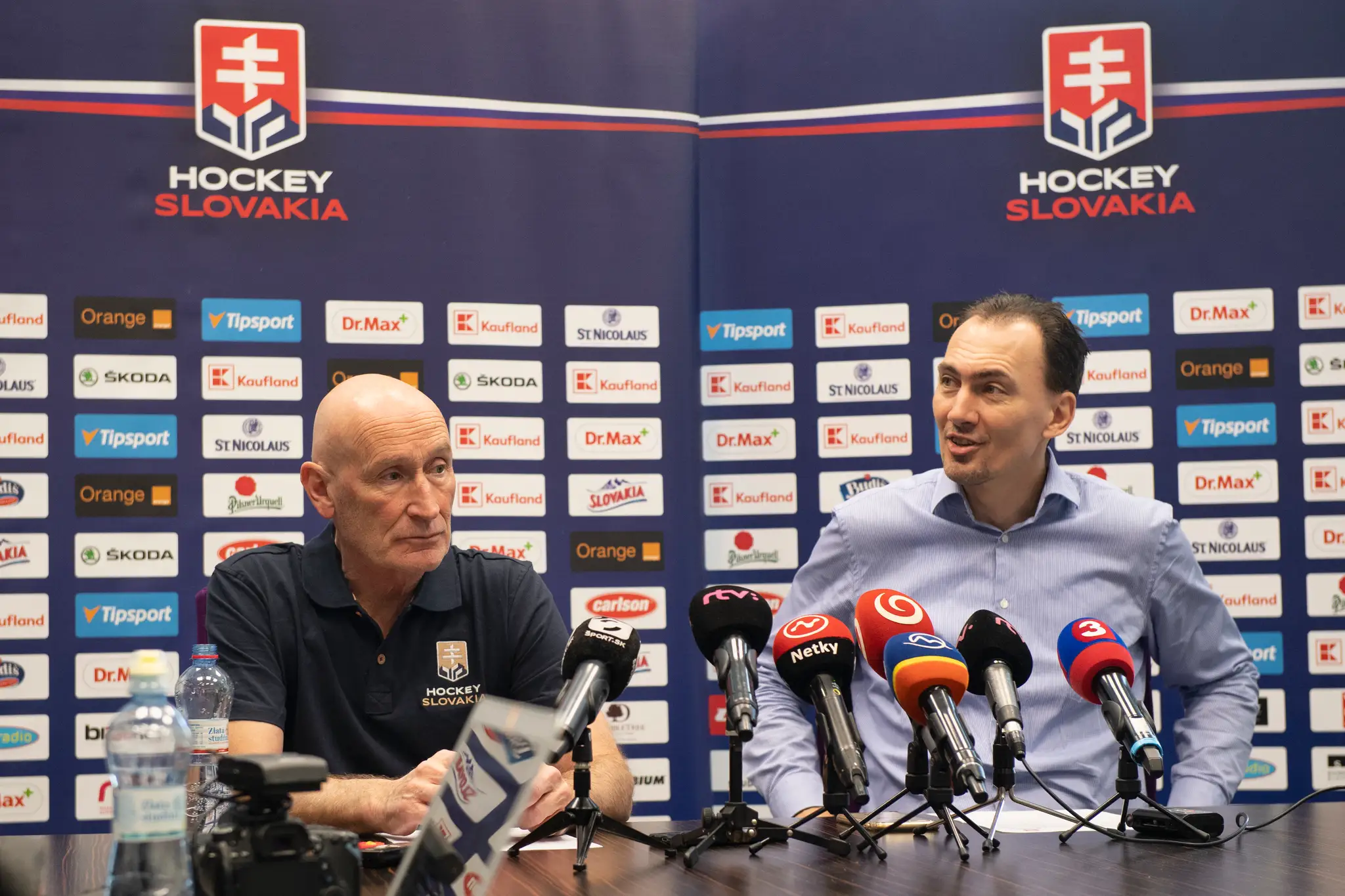 Na snímke zľava tréner slovenskej hokejovej reprezentácie Craig Ramsay a generálny manažér slovenskej hokejovej reprezentácie Miroslav Šatan.