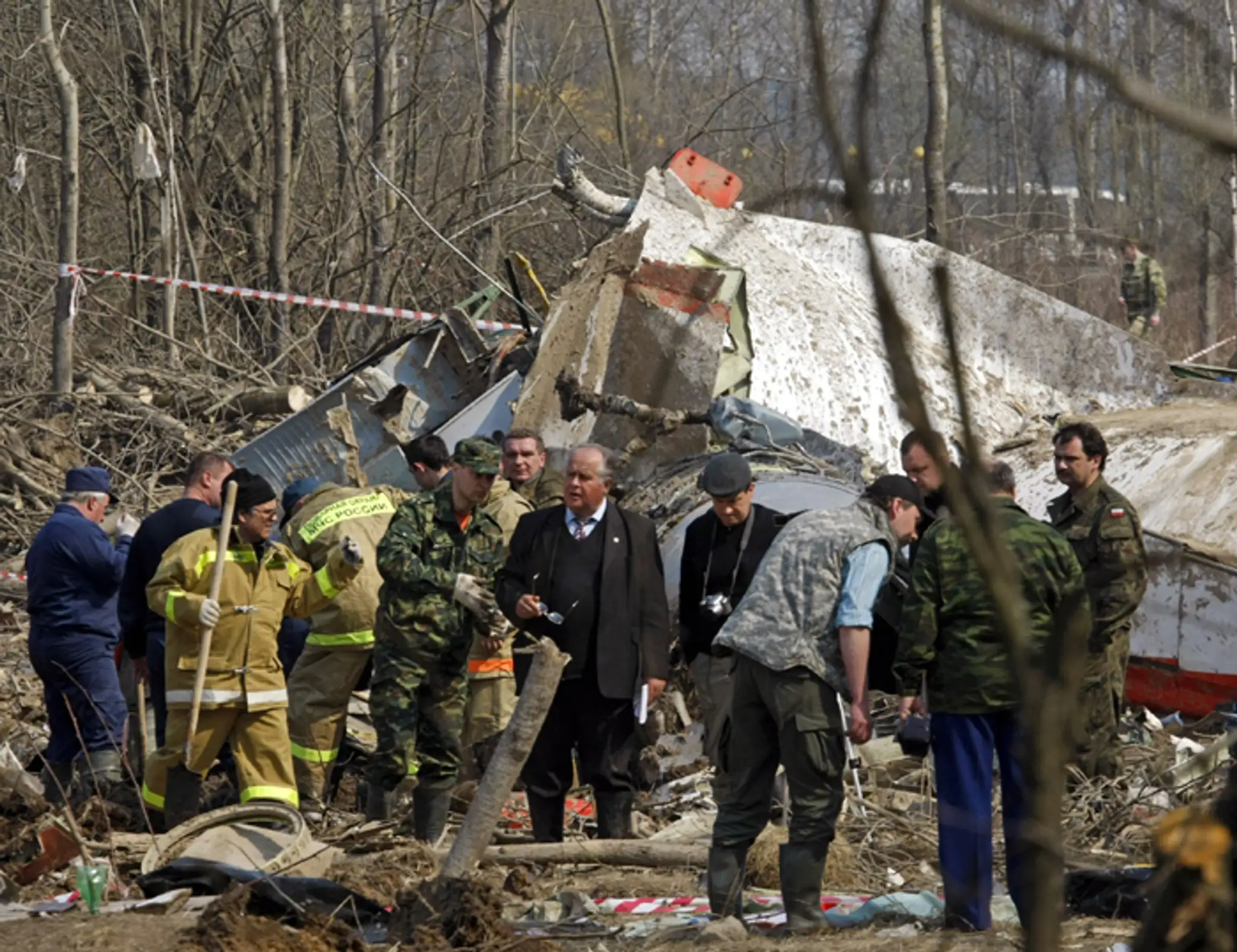 Ruskí a poľskí vyšetrovatelia na mieste dopadu trosiek lietadla na okraji letiska v Smolensku(13.apríla 2010).