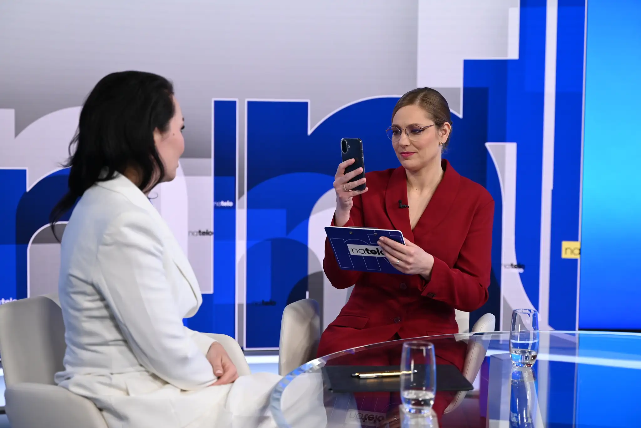 Moderátorka relácie Na telo Karolína Lacová a poslankyňa NR SR Beáta Jurík (PS)