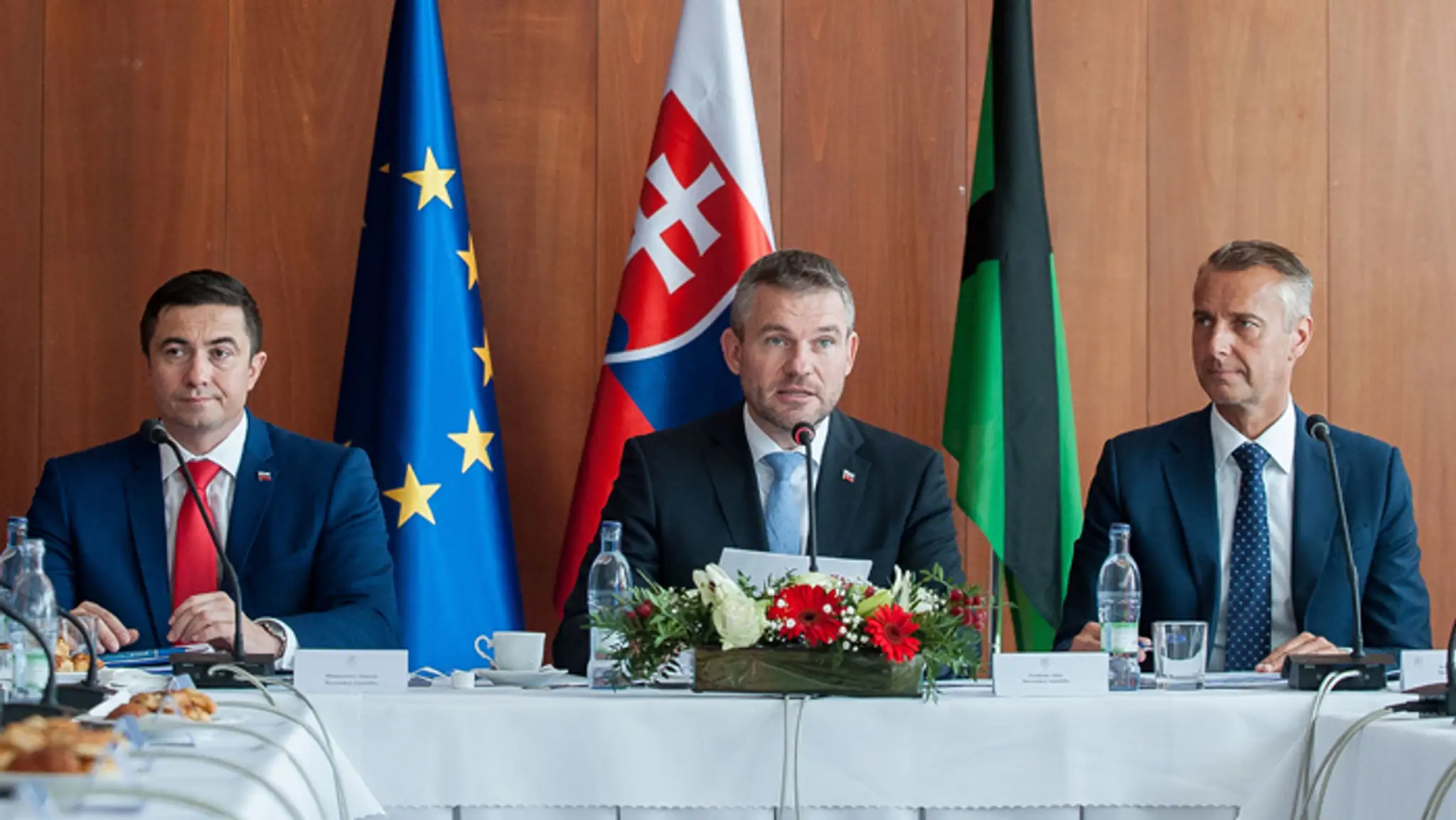 Premiér Peter Pellegrini, podpredseda vlády pre investície a informatizáciu Richard Raši a štátny tajomník ministerstva financií
